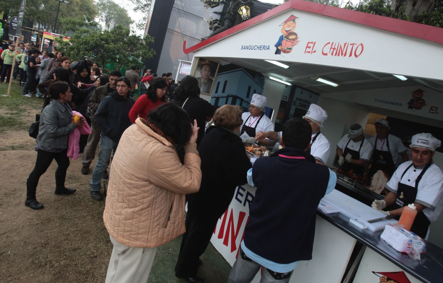 Gran cantidad de público asiste al primer día de la IV Fería Gastronómica Internacional Mistura 2011, inaugurada el jueves en el Gran Parque de Lima.

Foto: ANDINA/ Juan Carlos Guzmán Negrini.