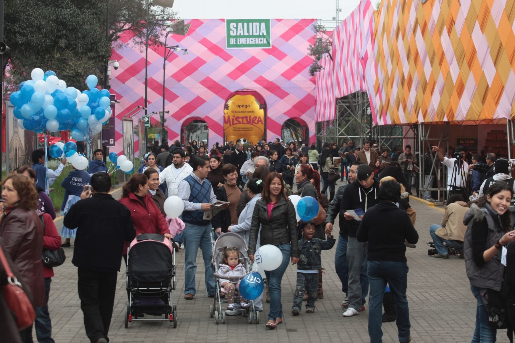 Gran cantidad de público asiste al primer día de la IV Fería Gastronómica Internacional Mistura 2011, inaugurada el jueves en el Gran Parque de Lima.

Foto: ANDINA/ Juan Carlos Guzmán Negrini.