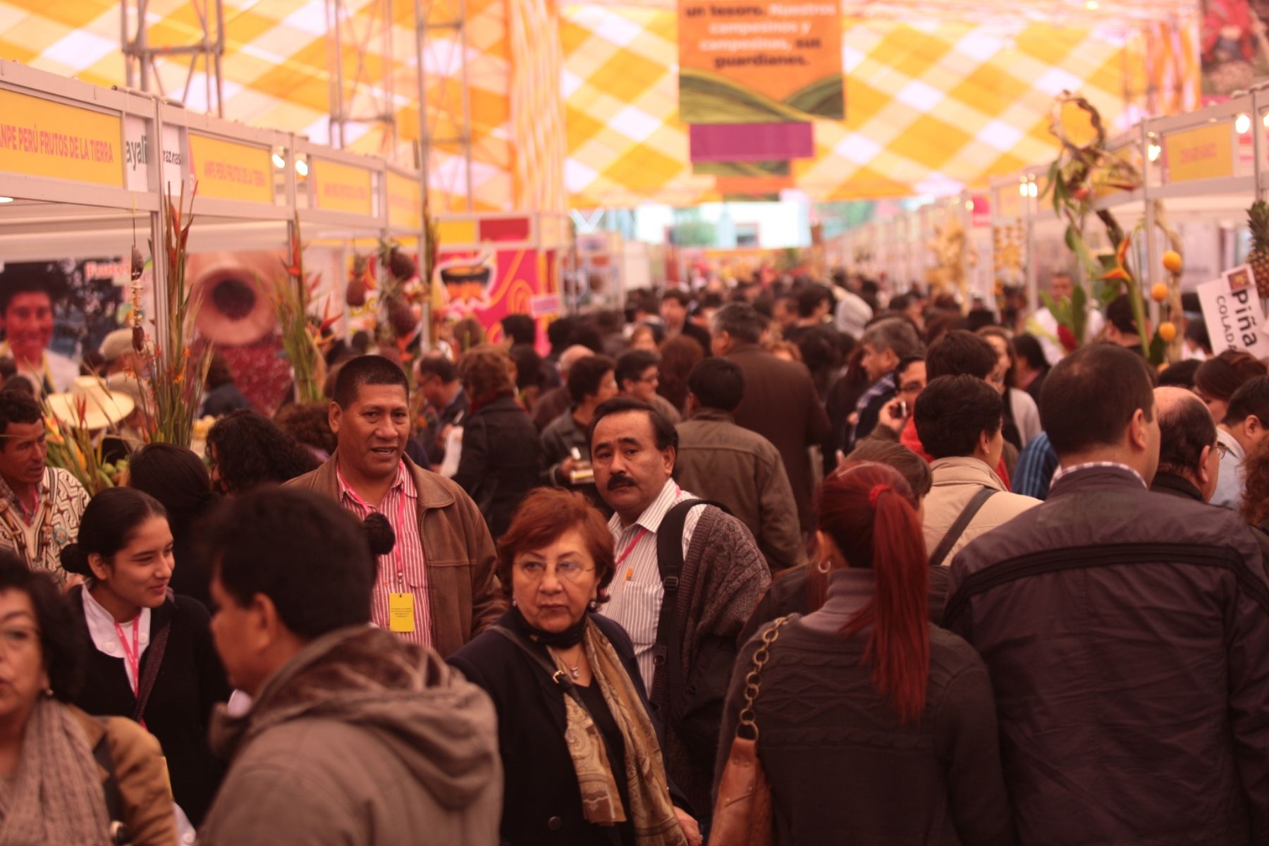 Gran cantidad de público asiste al primer día de la IV Fería Gastronómica Internacional Mistura 2011, inaugurada el jueves en el Gran Parque de Lima.

Foto: ANDINA/ Juan Carlos Guzmán Negrini.