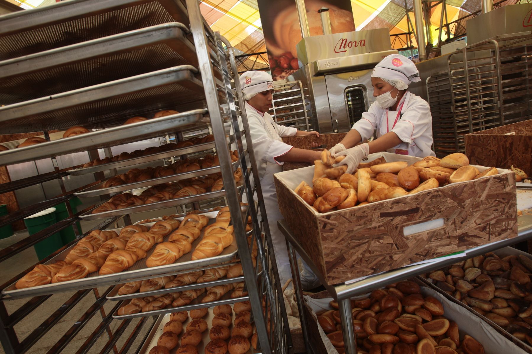 Gran variedad de panes con insumos nativos se elaboran en la IV Fería Gastronómica Internacional Mistura 2011, inaugurada ayer en el Gran Parque de Lima.
Foto: ANDINA/ Juan Carlos Guzmán Negrini.