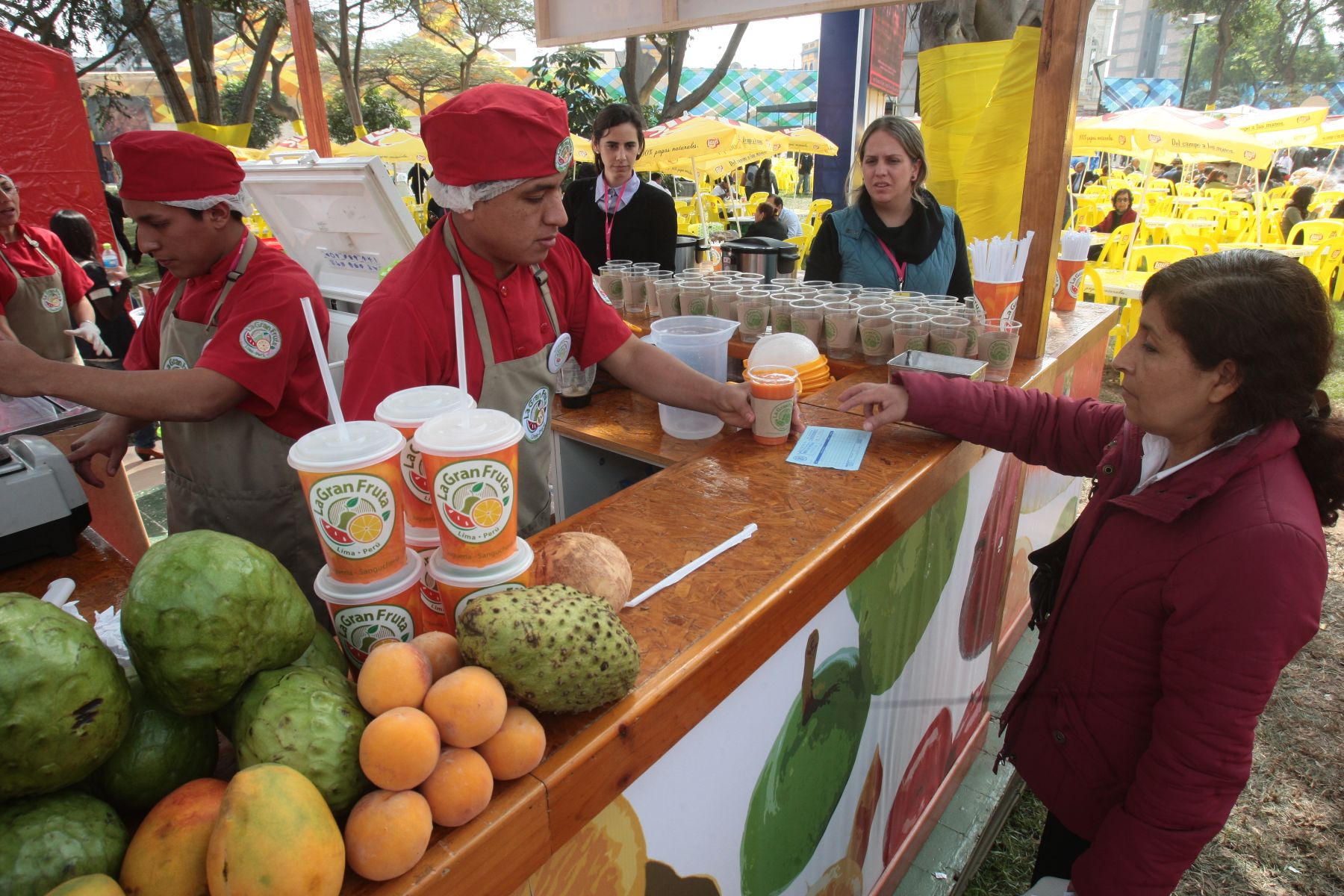 Postres y jugos de frutas de distintas regiones del país se venden en la IV Fería Gastronómica Internacional Mistura 2011. 
Foto: ANDINA/ Juan Carlos Guzmán Negrini.
