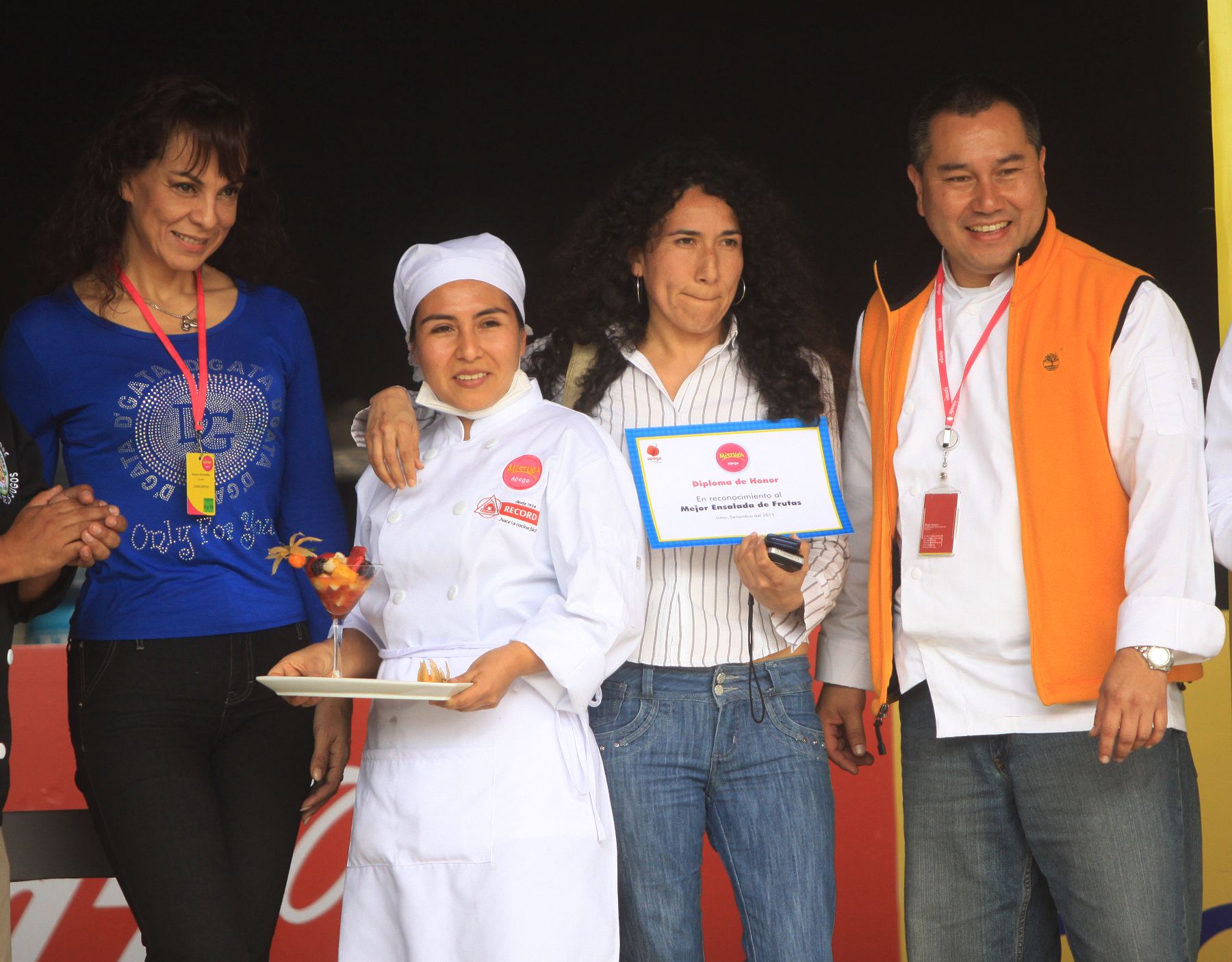 Joven huanuqueña, Sayda Villadoma, ganó concurso de mejor ensalada de frutas de Mistura 2011. 
Foto: ANDINA/Jessica Vicente.
