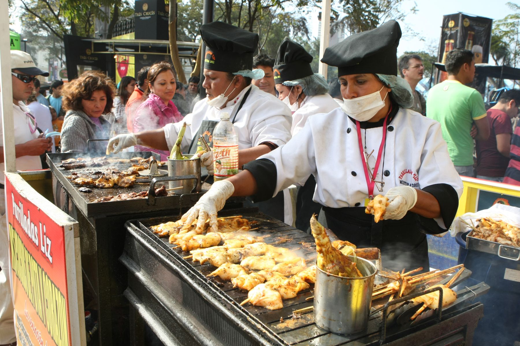 1,200 porciones de anticuchos de pota se consumen cada día en IV Feria Gastronómica Mistura 2011.  Foto: ANDINA/Vidal Tarqui