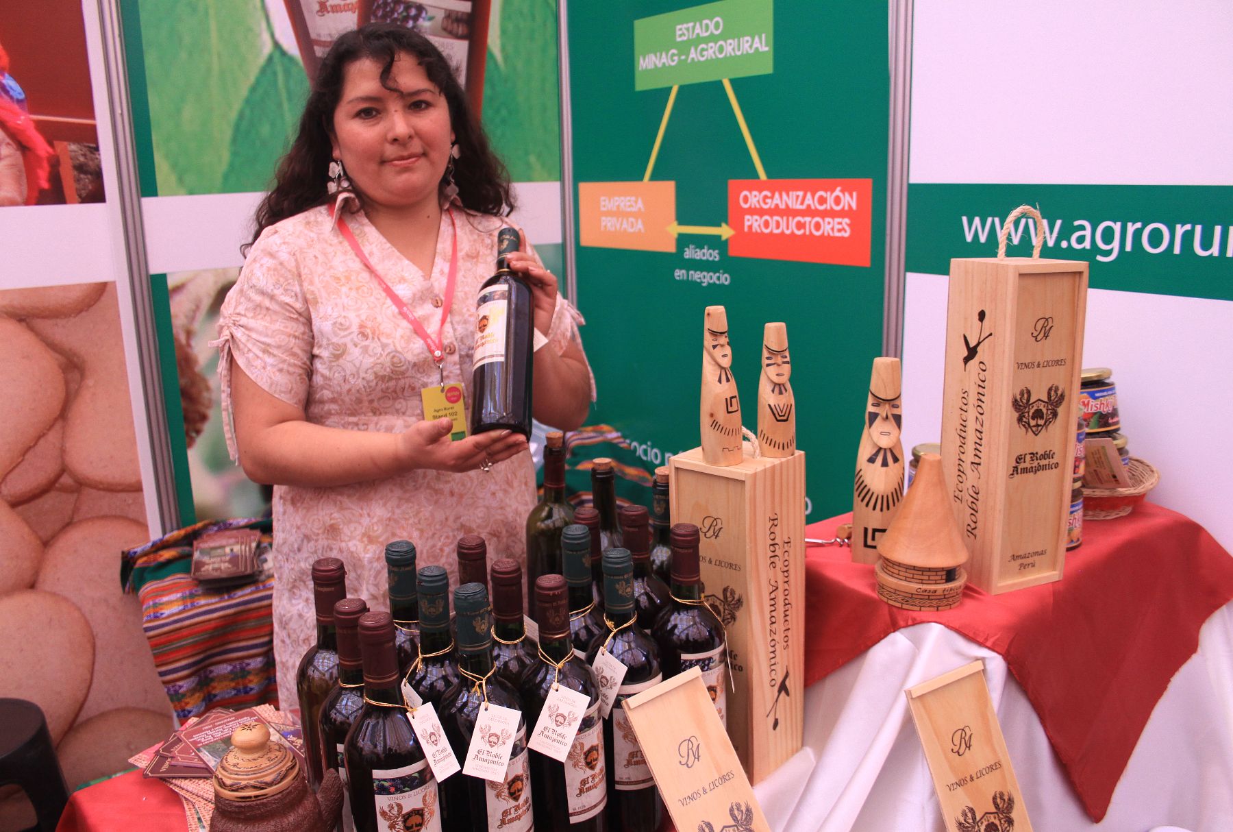 Una productora muestra vinos y licores hechos a base de sauco, zarzamora y aguaymanto, en el marco de la Feria Gastronómica Mistura 2011.
Foto: ANDINA/Jessica Vicente.