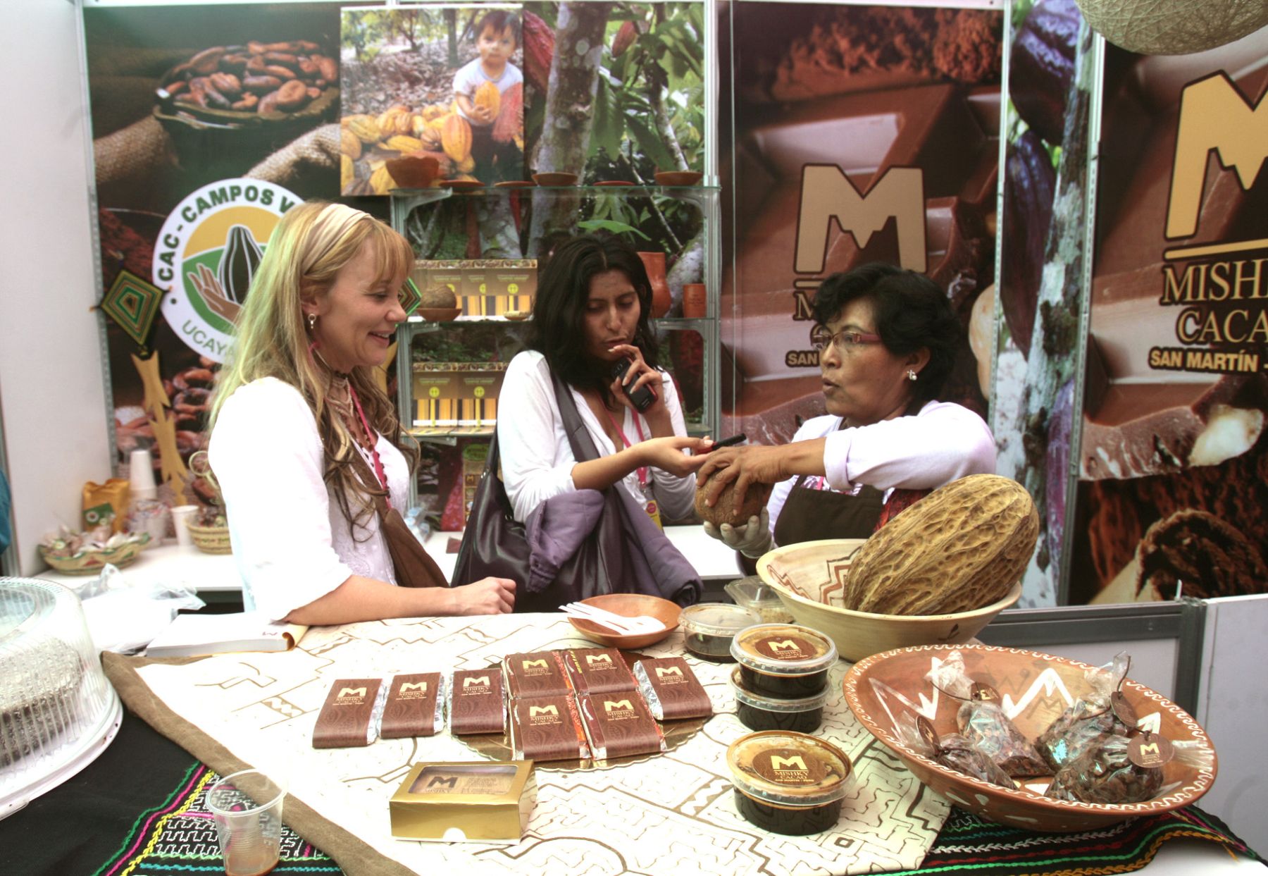 Ex cocaleros exponen sus productos derivados del cacao en Feria Mistura.

Foto: ANDINA/Juan Carlos Guzmán Negrini.