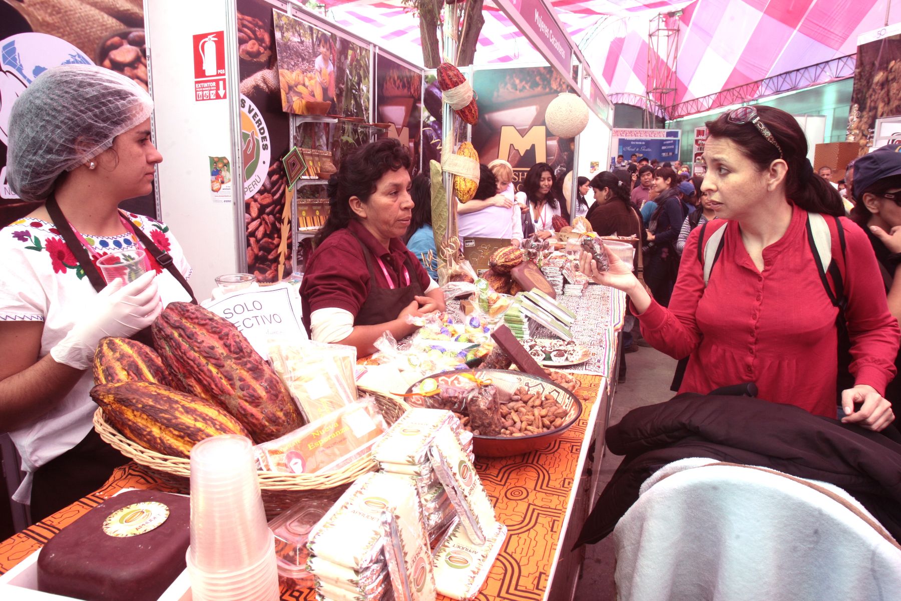 Ex cocaleros exponen sus productos derivados del cacao en Mistura 2011.

Foto: ANDINA/Juan Carlos Guzmán Negrini.
