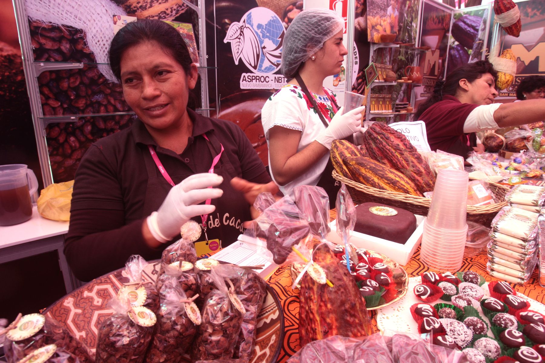 Ex cocaleros exponen sus productos derivados del cacao en Feria Mistura.

Foto: ANDINA/Juan Carlos Guzmán Negrini.