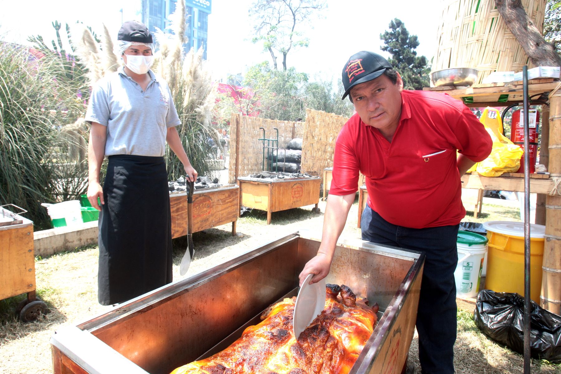 Juan Talledo, dueño de la famosa Caja China de Mistura 2011, muestra su cerco cocinado solo con sal.

Foto: ANDINA/Juan Carlos Guzmán Negrini.
