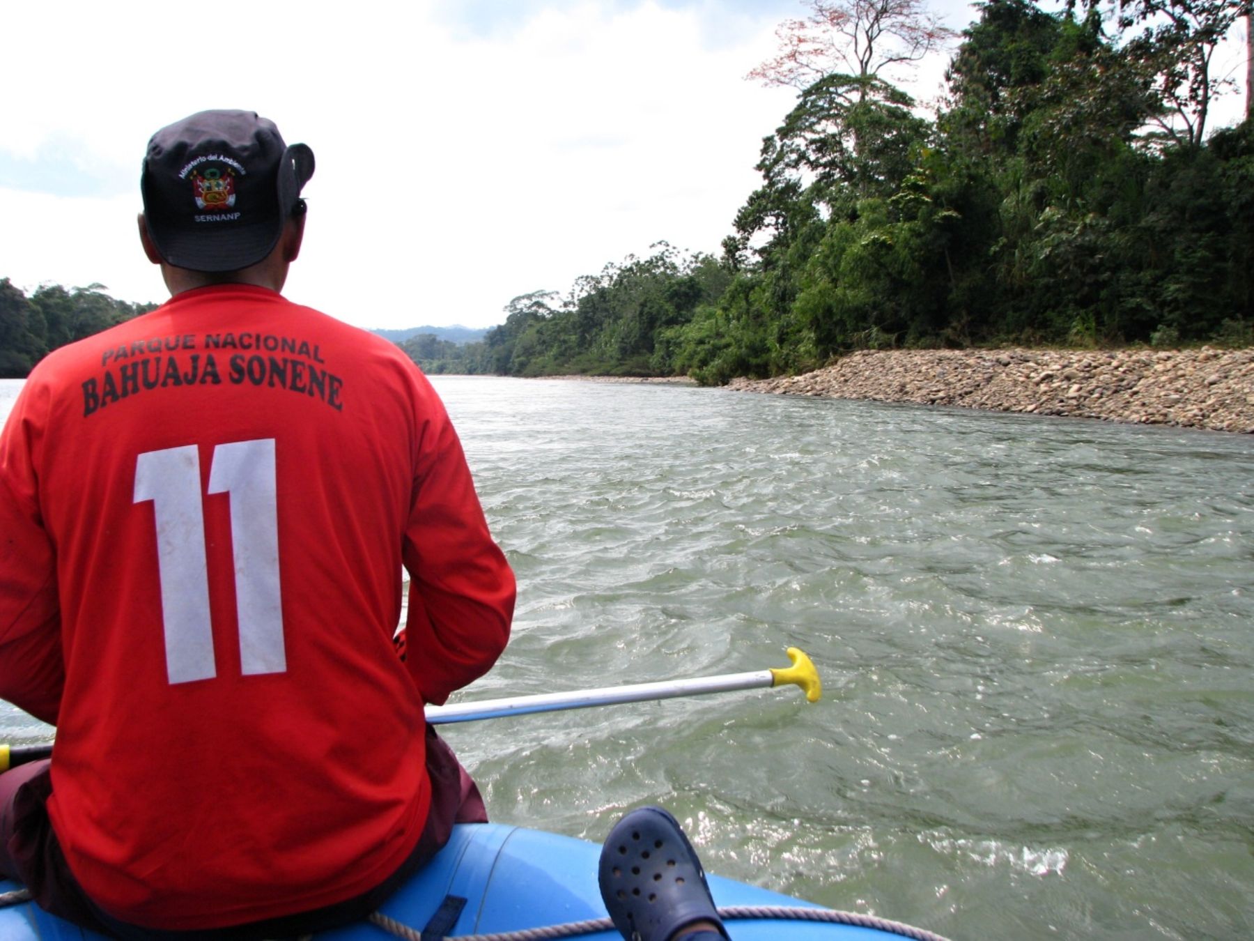 Guardaparques de parque nacional Bahuaja Sonene recorrieron en bote río Tambopata. Foto: Sernanp.