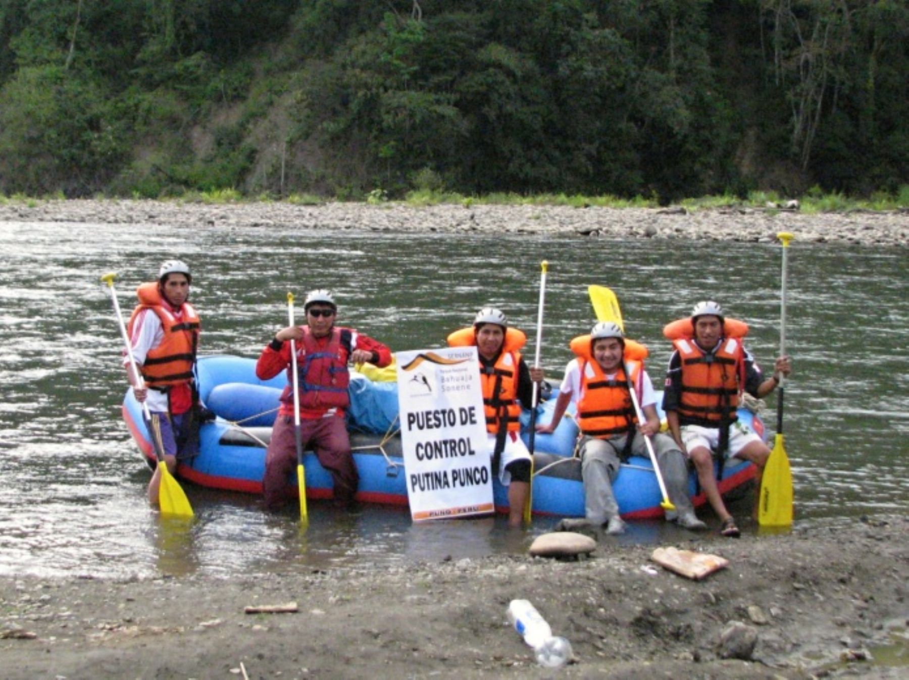 Guardaparques de parque nacional Bahuaja Sonene recorrieron en bote río Tambopata. Foto: Sernanp.
