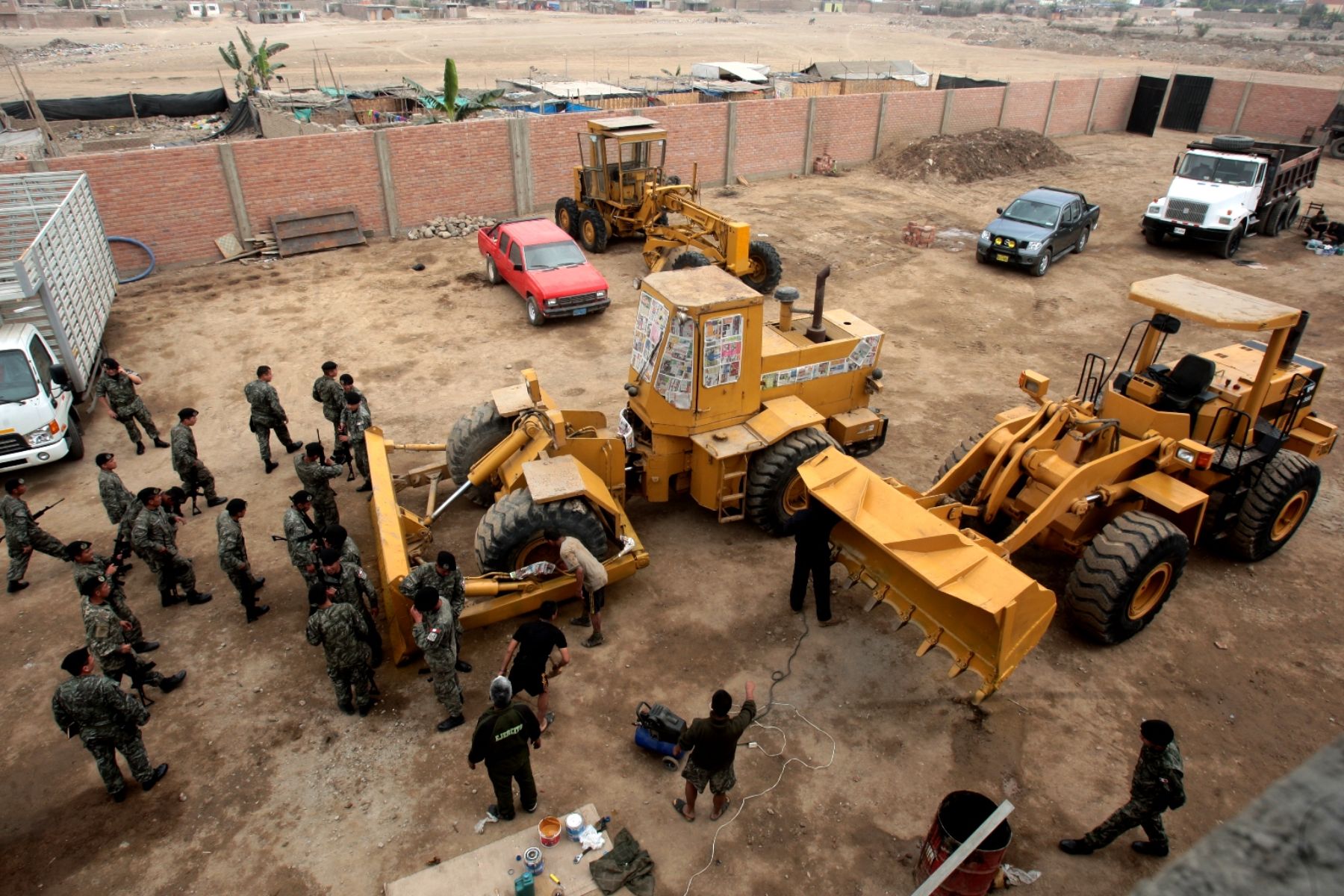 Batallones de ingeniería del Ejército peruano iniciarán este miércoles los trabajos de reconstrucción en la provincia de Chincha, en Ica, afectada por el terremoto del 15 de agosto de 2007.

Foto: ANDINA/Juan Carlos Guzmán Negrini.