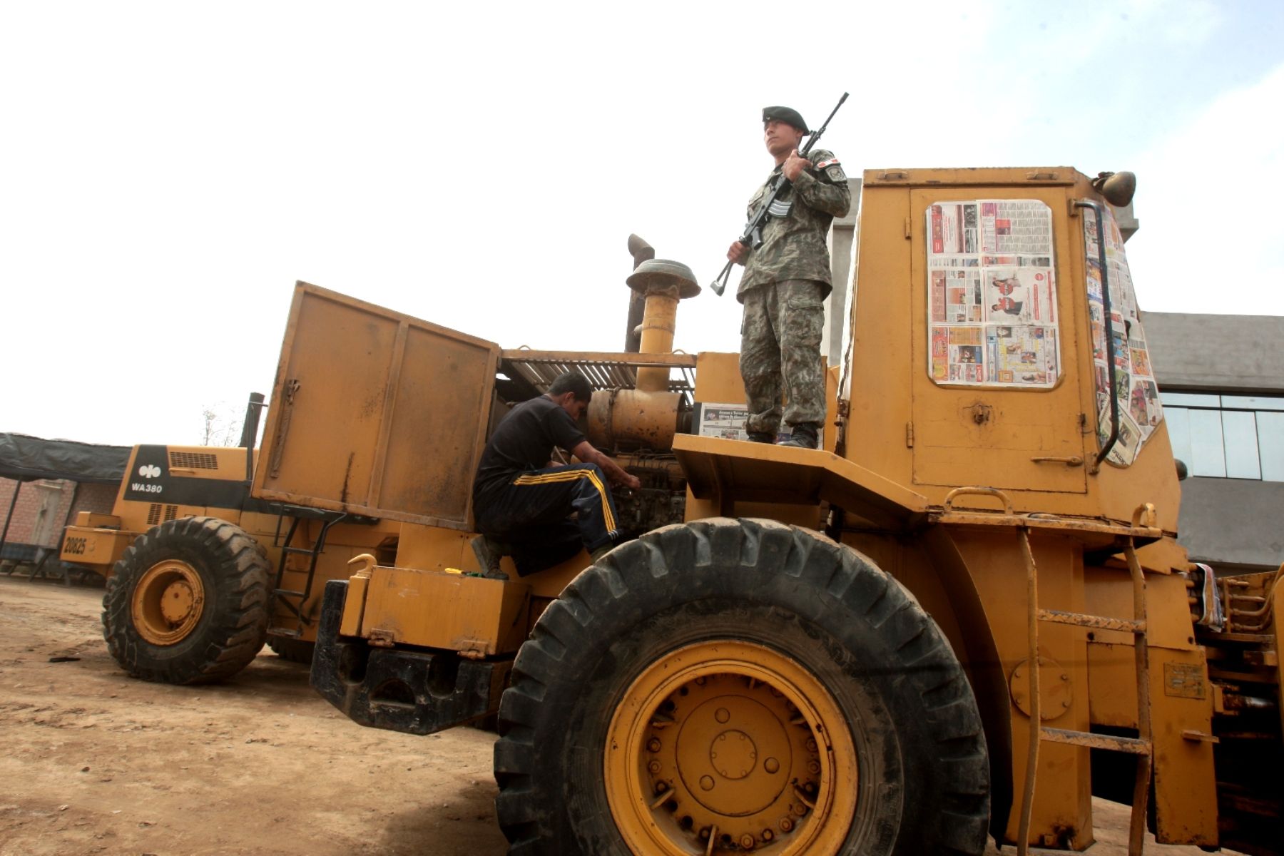 Miembros del ejército peruano dan los últimos toques a la maquinaria pesada que el día de mañana iniciará la reconstrucción del sur.

Foto: ANDINA/Juan Carlos Guzmán Negrini.