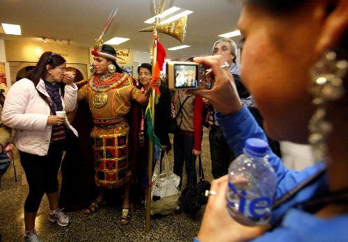Turistas fueron recibidos por el inca en aeropuerto Alejandro Velasco Astete de Cusco. Foto: ANDINA/Percy Hurtado.