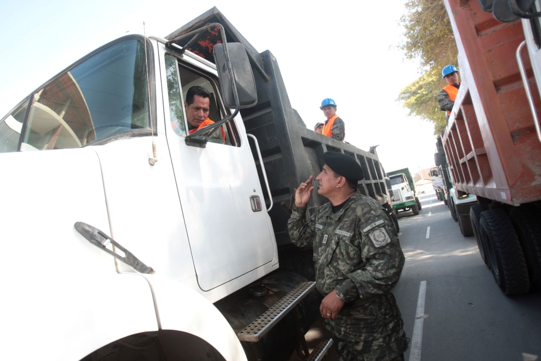 Los batallones de ingeniería del Ejército inician hoy los trabajos de reconstrucción en Ica, afectada por el terremoto del 15 de agosto de 2007.  
Foto: ANDINA/Juan Carlos Guzmán Negrini.