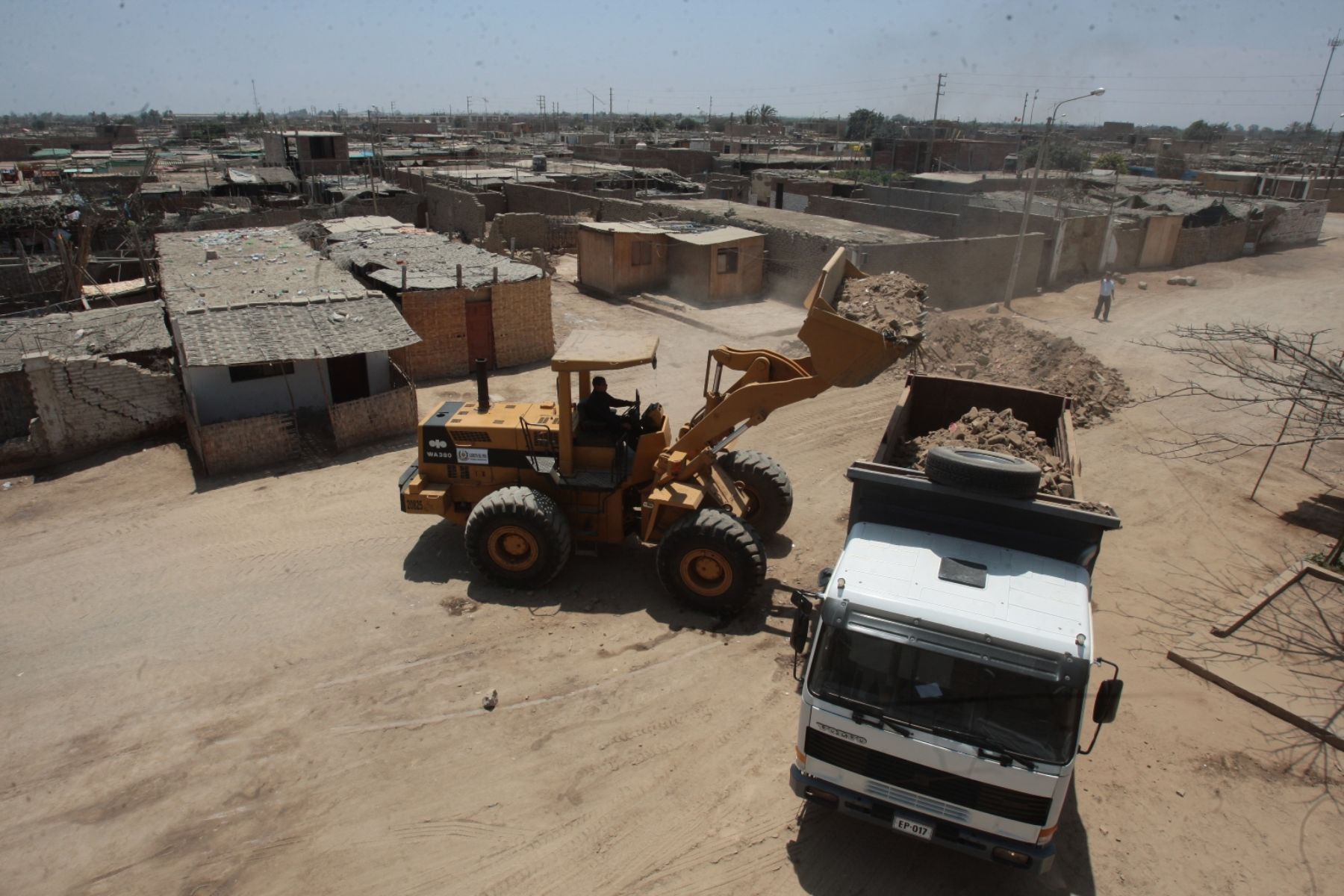 Trabajos de remoción de escombros por parte del ejército en Pueblo Nuevo, Chincha.

Foto: ANDINA/Juan Carlos Guzmán Negrini.