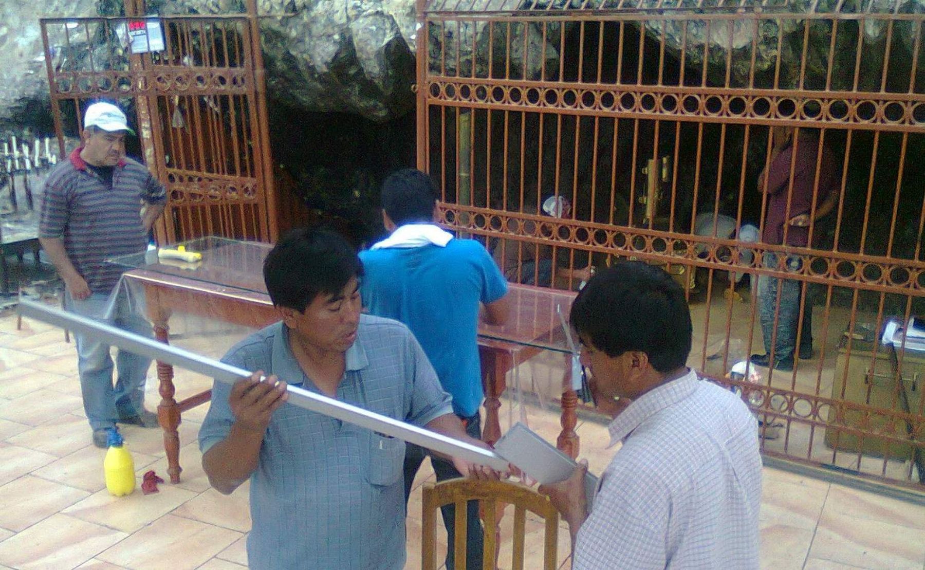 Culminan instalación de urna que protegerá cruz de Motupe en Lambayeque.
 Foto: ANDINA/ Difusión