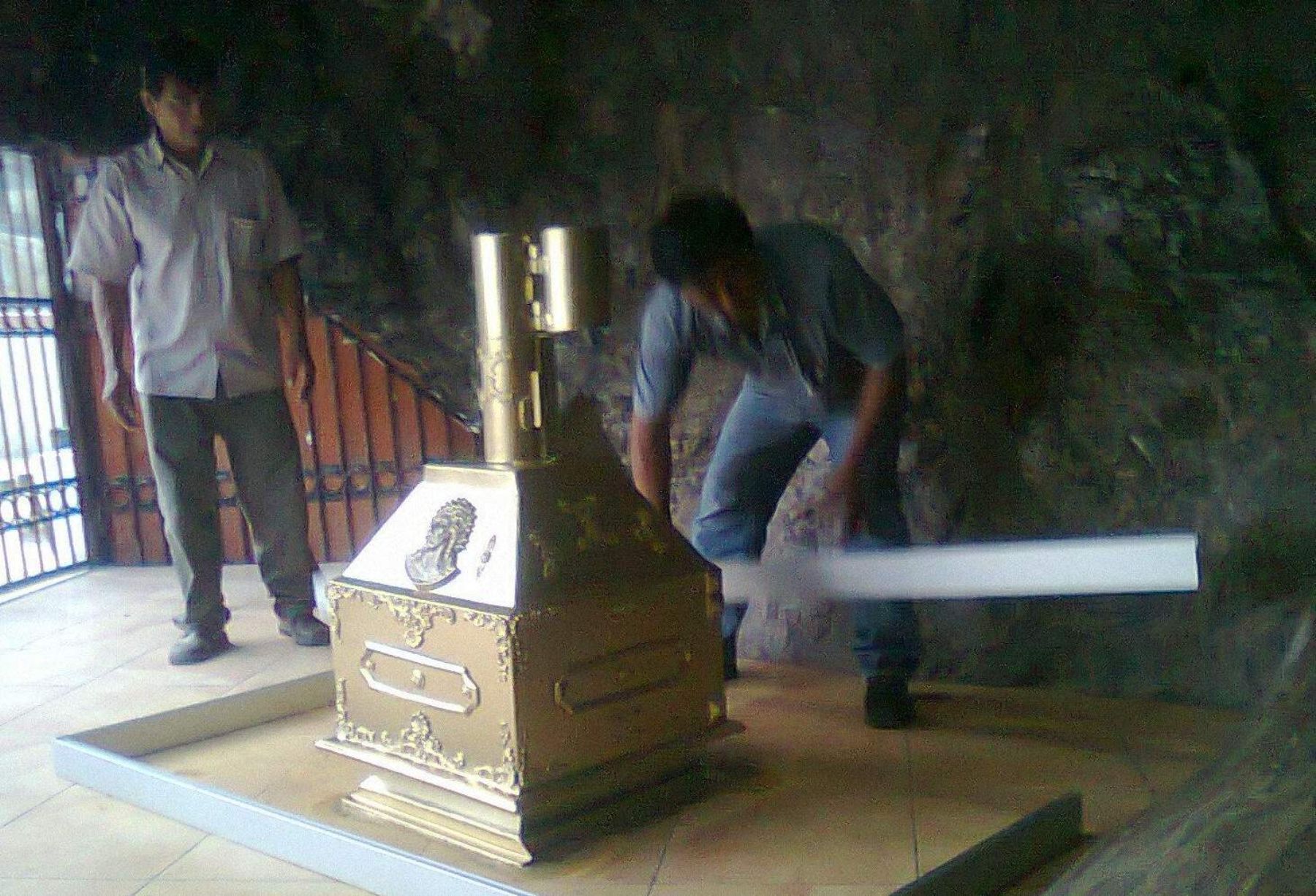 Culminan instalación de urna que protegerá cruz de Motupe en Lambayeque. Foto: ANDINA/ Difusión