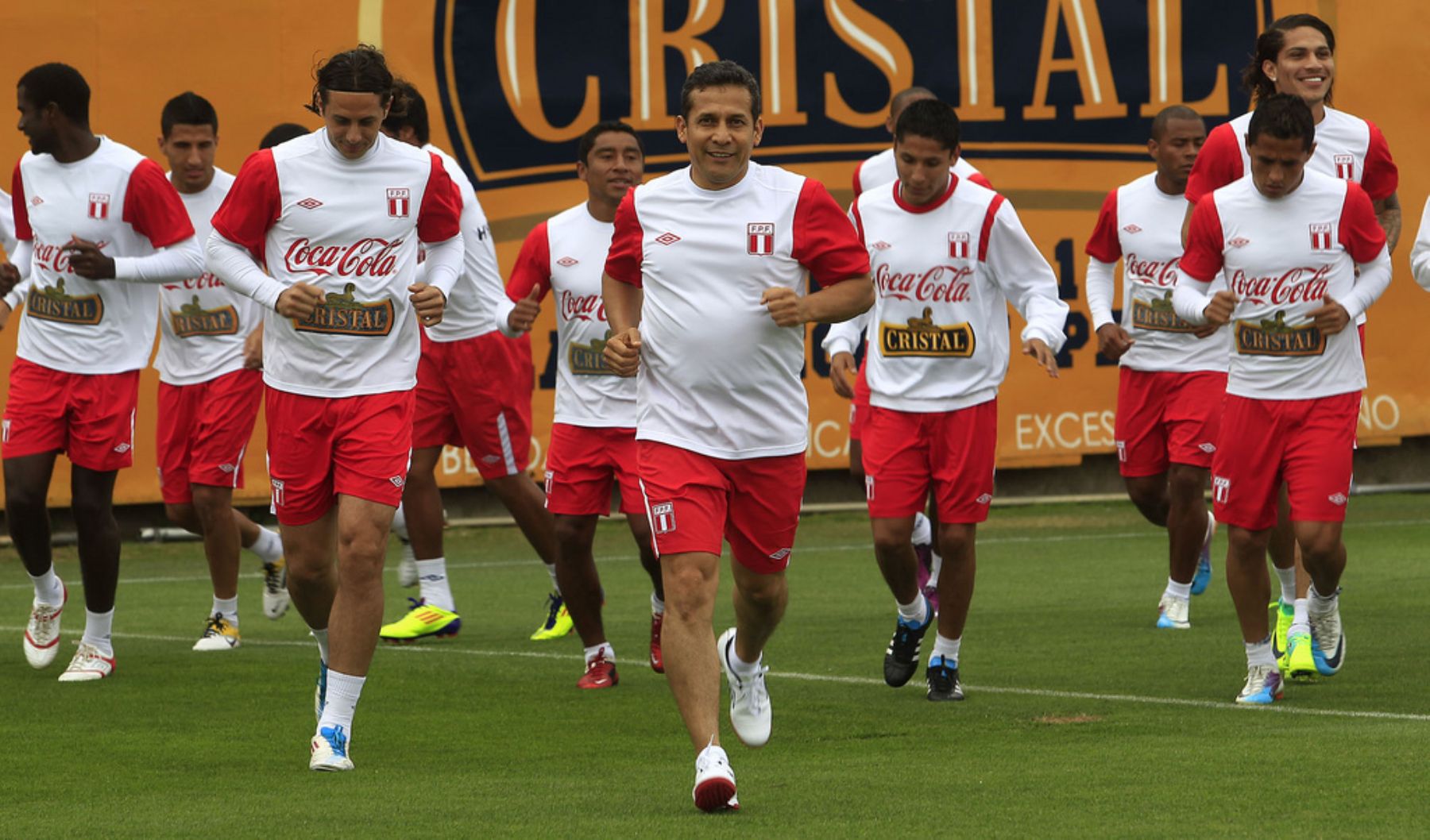 El presidente de la República, Ollanta Humala, visitó hoy a los integrantes de la selección nacional de fútbol, en las instalaciones de la Videna. Foto: ANDINA/Prensa Presidencia