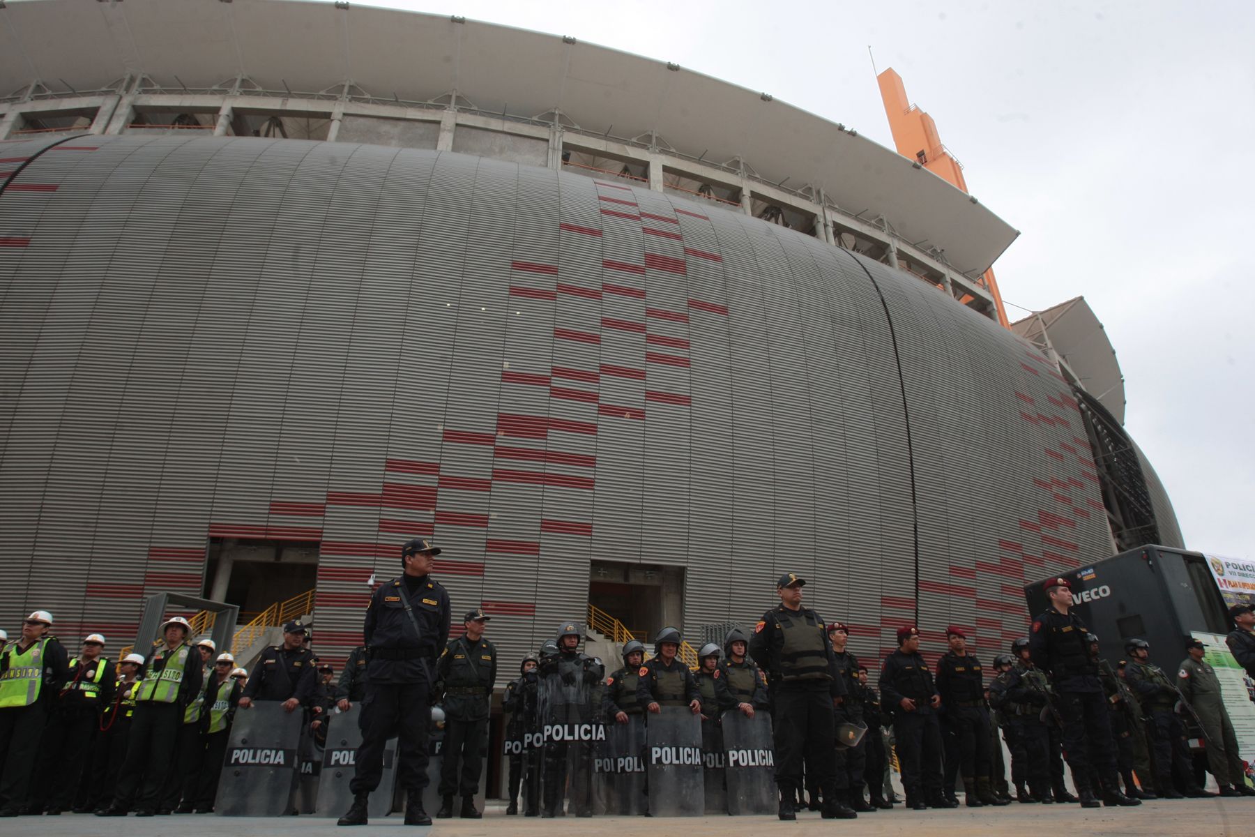 El jefe de la Sétima Región Raúl Salazar, detalló la estrategia y el personal de seguridad que custodiará el encuentro Perú-Paraguay, en el Estadio Nacional.

Foto: ANDINA/Juan Carlos Guzmán Negrini.