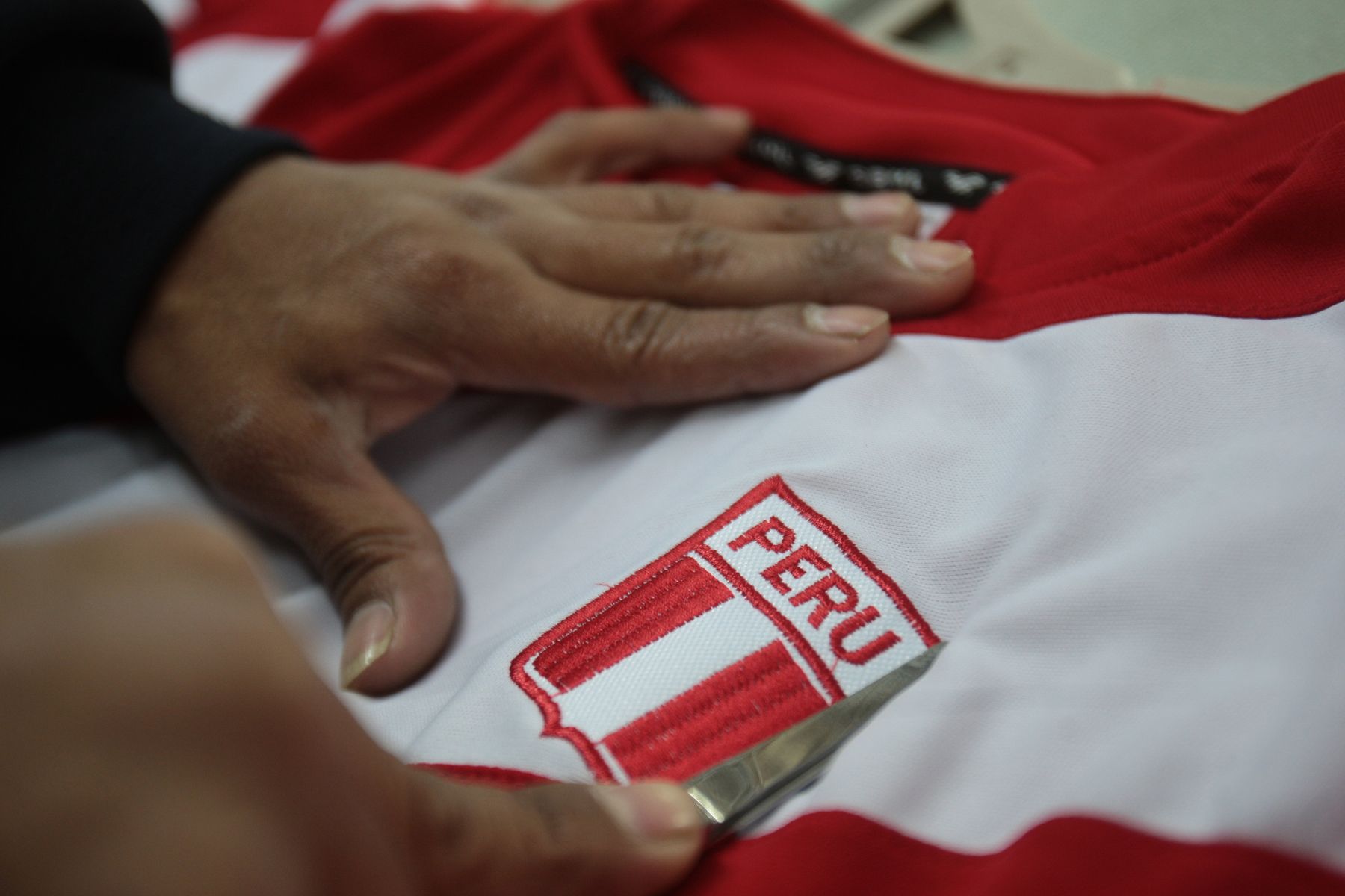 Unas 150 mil camisetas de la selección peruana de fútbol fueron confeccionados en diferentes talleres del centro comercial de Gamarra. Foto:ANDINA/Juan Carlos Guzmán
