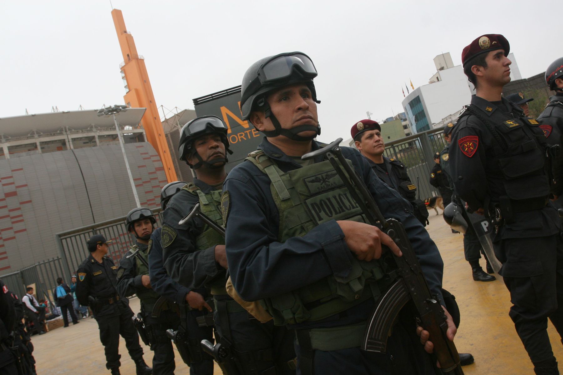 Policia Nacional del Perú , adopta estrictas medidas de seguridad, alrededor del Estadio Nacional, para el partido entre las selecciones de Perú y Paraguay. Foto: ANDINA/Jhony Laurente