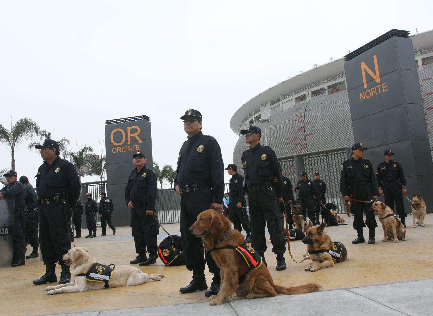 Policia Nacional del Perú , adopta estrictas medidas de seguridad, alrededor del Estadio Nacional, para el partido entre las selecciones de Perú y Paraguay. Foto: ANDINA/Jhony Laurente