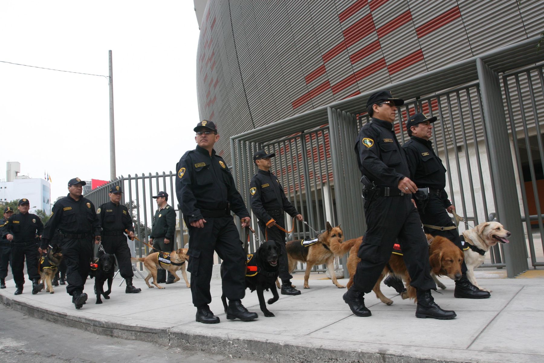 Policia Nacional del Perú , adopta estrictas medidas de seguridad, alrededor del Estadio Nacional, para el partido entre las selecciones de Perú y Paraguay. Foto: ANDINA/Jhony Laurente
