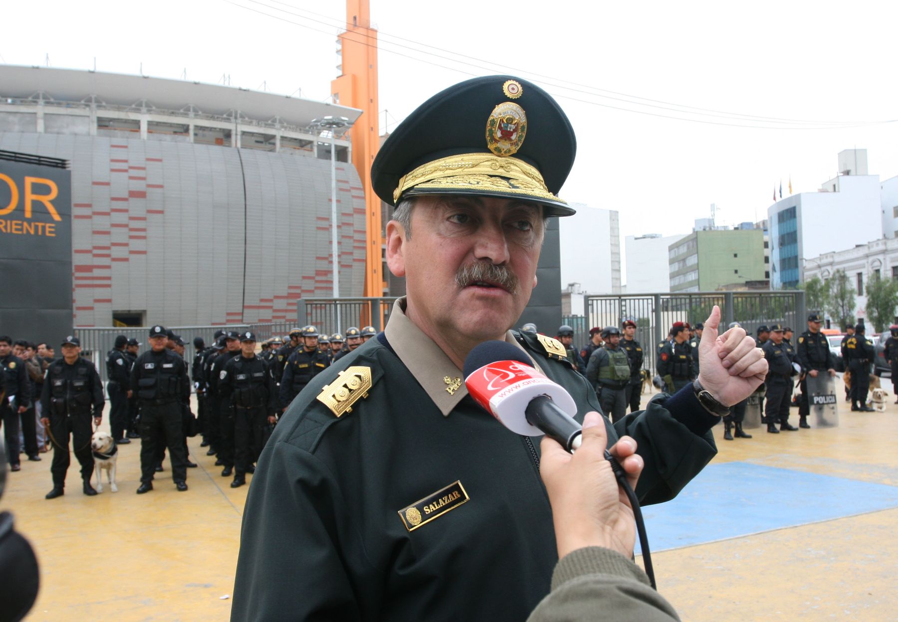 Gral. PNP  Raul Salazar explica las  estrictas medidas de seguridad, durante el partido entre las selecciones de Perú y Paraguay. Foto: ANDINA/Jhony Laurente