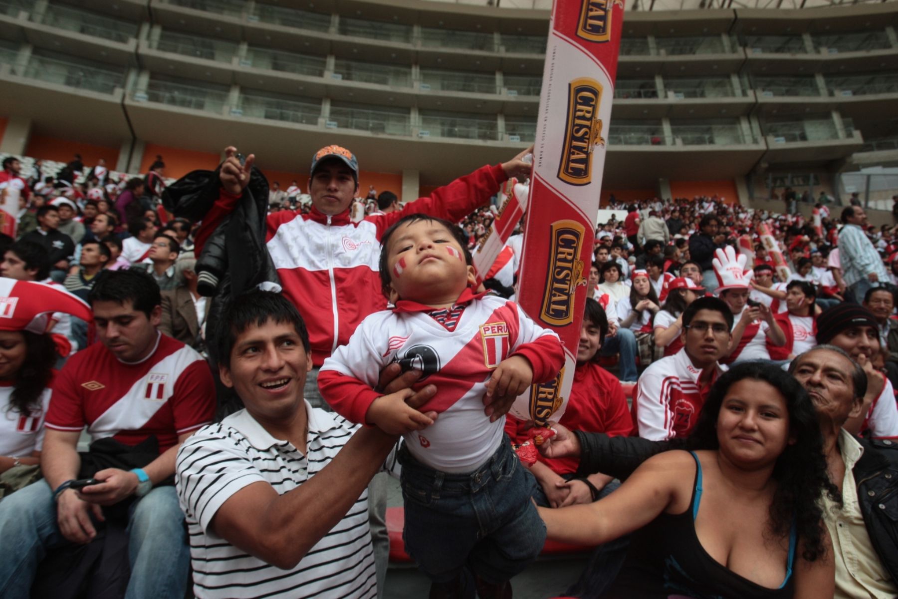 Hinchas de la selección nacional comienzan a llegar al Estadio Nacional. Foto: ANDINA/Juan Carlos Guzmán Negrini.