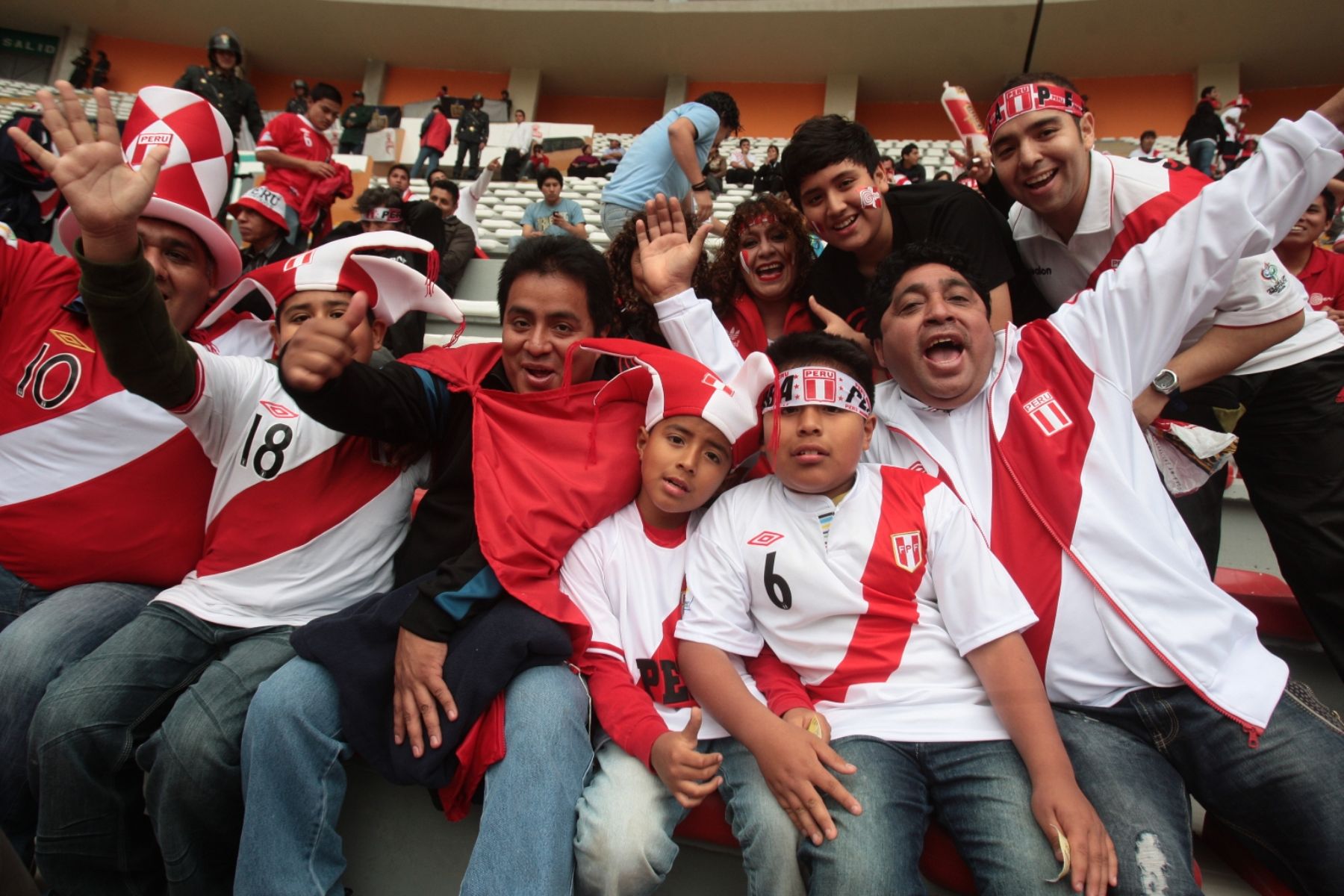 Hinchas de la selección nacional comienzan a llegar al Estadio Nacional. Foto: ANDINA/ Juan Carlos Guzmán Negrini.