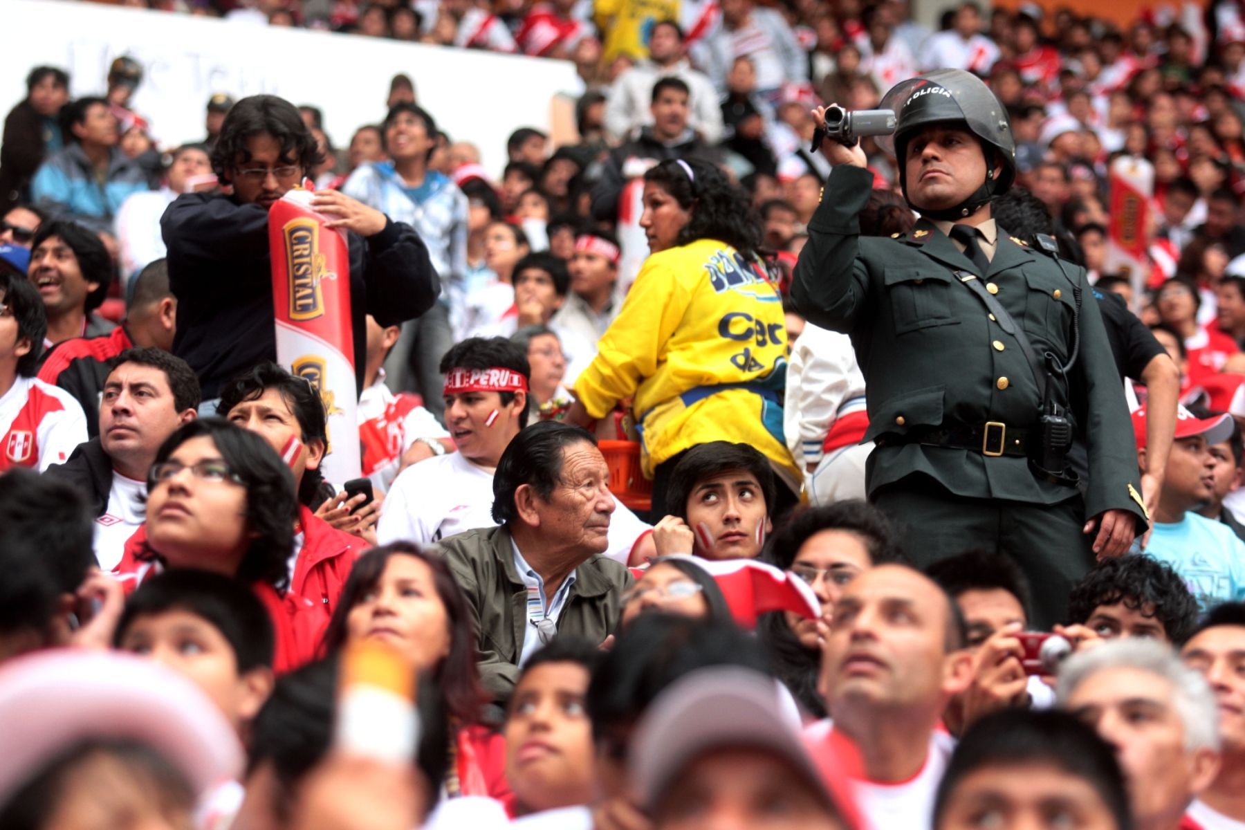 La Policía Nacional supervisa desde todos los ángulos la seguridad en el Estadio Nacional, durante el partido Perú-Paraguay. Foto:ANDINA/ Juan Carlos Guzmán Negrini.