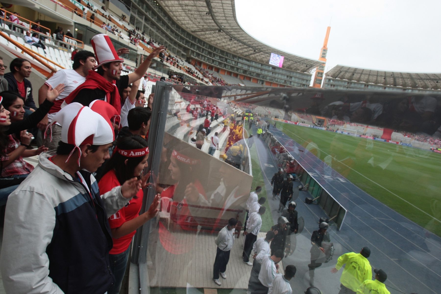 Barrera de policarbonato separa al público de la cancha de juego en el Estadio Nacional. Foto: ANDINA/ Juan Carlos Guzmán Negrini.