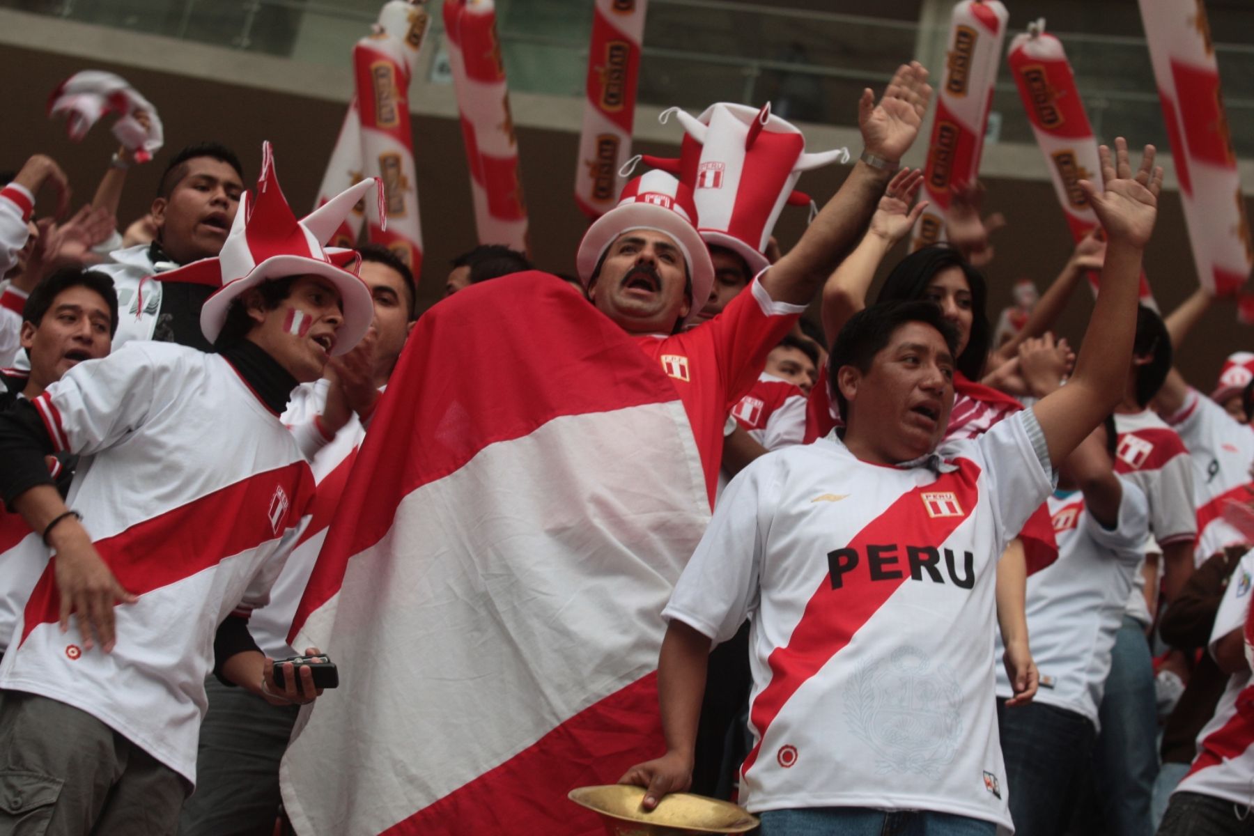 Hinchas peruanos alientan a la selección en los previos del partido Perú-Paraguay, en el Estadio Nacional. Foto:ANDINA/ Juan Carlos Guzmán Negrini.