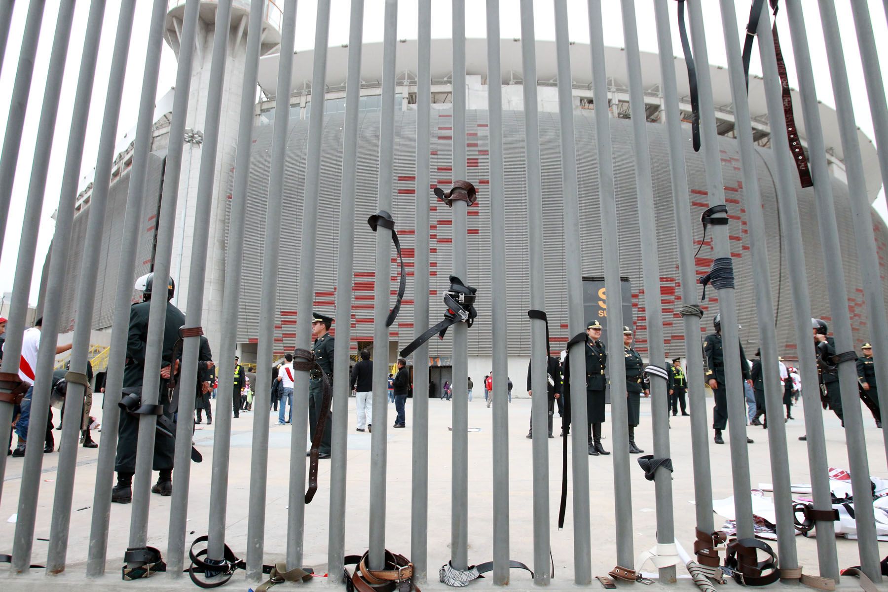 Medidas de seguridad en los exteriores del Estadio nacional previo al partido Perù vs. Paraguay.Foto: ANDINA/Carlos Lezama