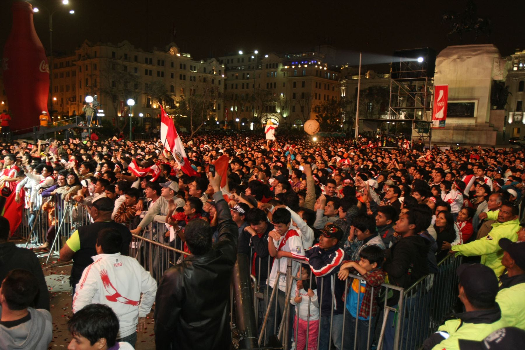 Miles de limeños acudieron a la Plaza San Martín para disfrutar del Perú- Paraguay en pantalla gigante. Foto: ANDINA/Vidal Tarqui