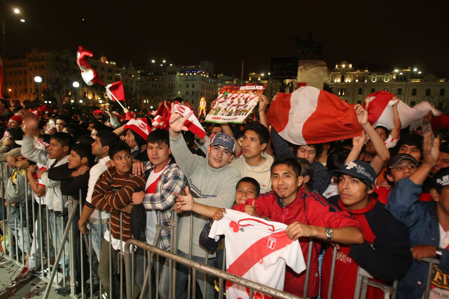 Miles de limeños acudieron a la Plaza San Martín para disfrutar del Perú- Paraguay en pantalla gigante. Foto: ANDINA/Vidal Tarqui