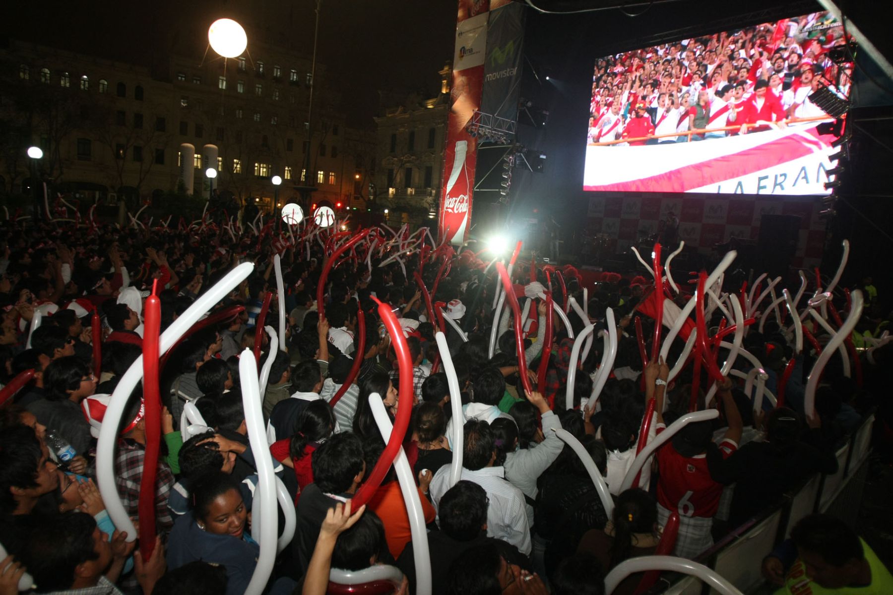 Miles de limeños acudieron a la Plaza San Martín para disfrutar del Perú- Paraguay en pantalla gigante. Foto: ANDINA/Vidal Tarqui