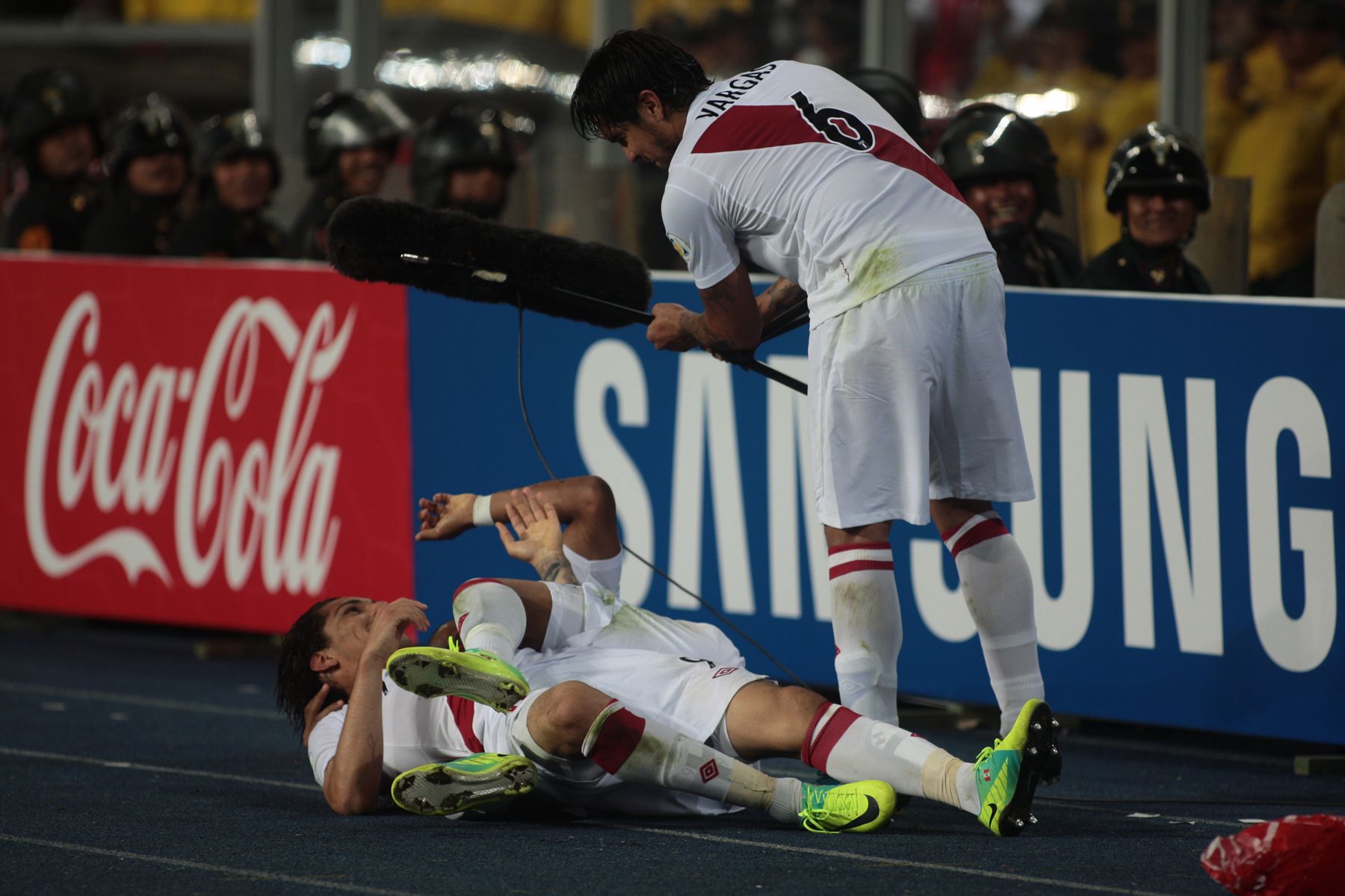 Seleccionados peruanos celebran el primer tanto ante Paraguay, en partido por las eliminitarias mundialistas en el Estadio Nacional. Foto: ANDINA/Juan Carlos Guzmán Negrini.