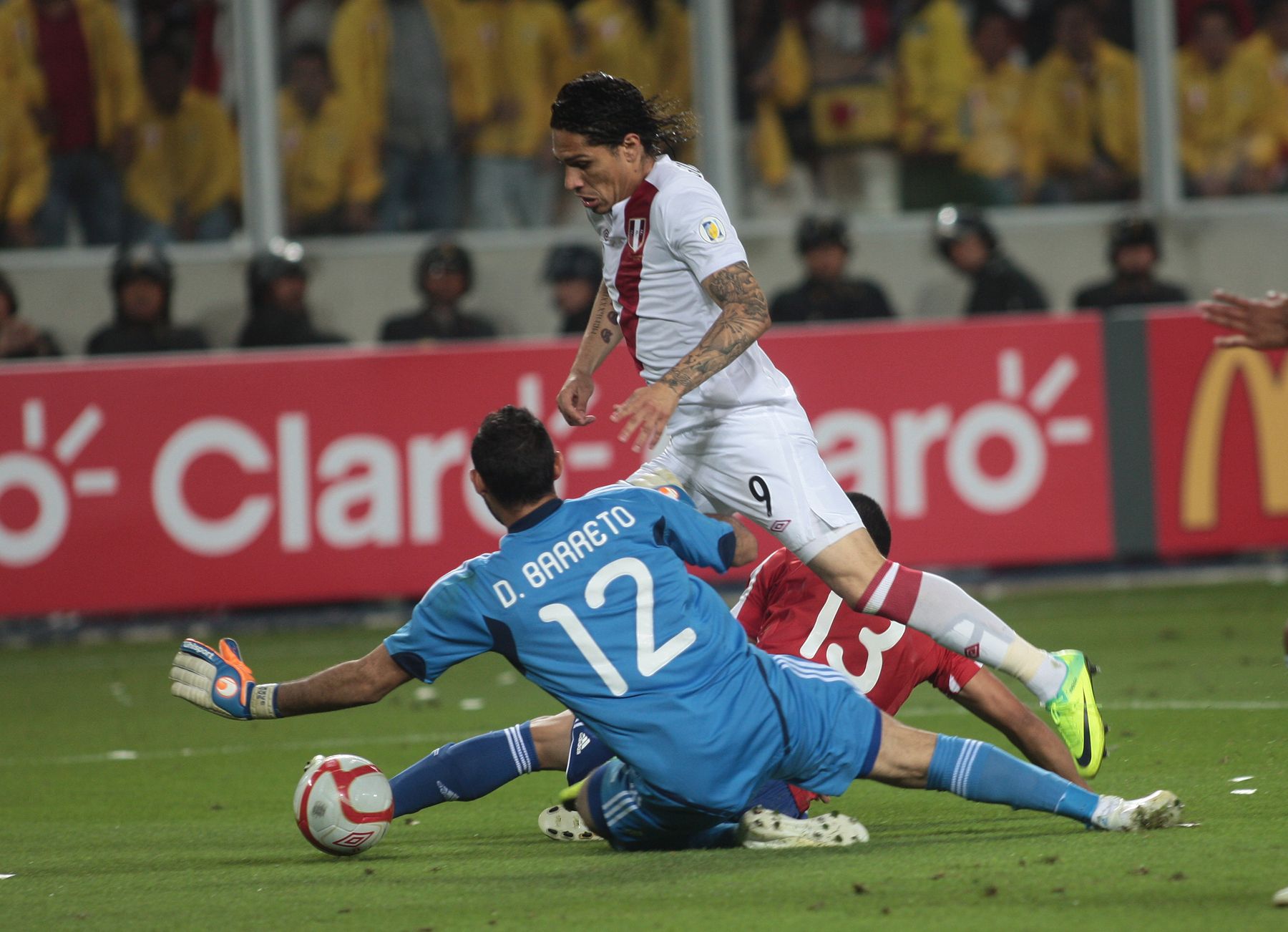 Paolo Gueerrero anota su segundo tanto ante Paraguay, en partido por las eliminitarias mundialistas en el Estadio Nacional. Foto: ANDINA/Juan Carlos Guzmán Negrini.