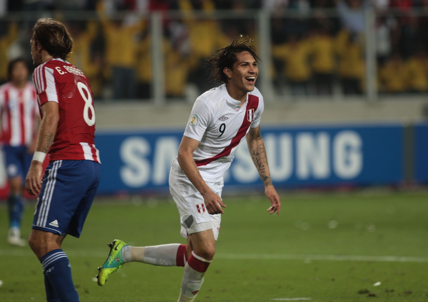 Paolo Gueerrero celebra su segundo tanto ante Paraguay, en partido por las eliminitarias mundialistas en el Estadio Nacional. Foto: ANDINA/Juan Carlos Guzmán Negrini.