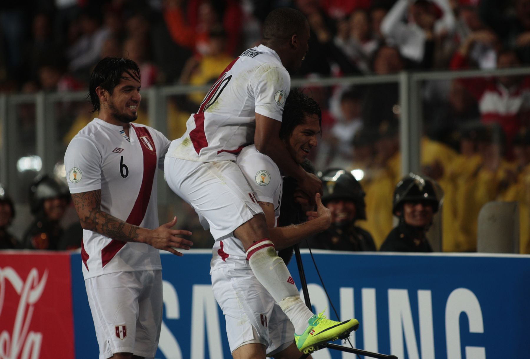 Paolo Gueerrero y Juan Vargas celebran el primer tanto ante Paraguay, en partido por las eliminitarias mundialistas en el Estadio Nacional. Foto: ANDINA/Juan Carlos Guzmán Negrini.