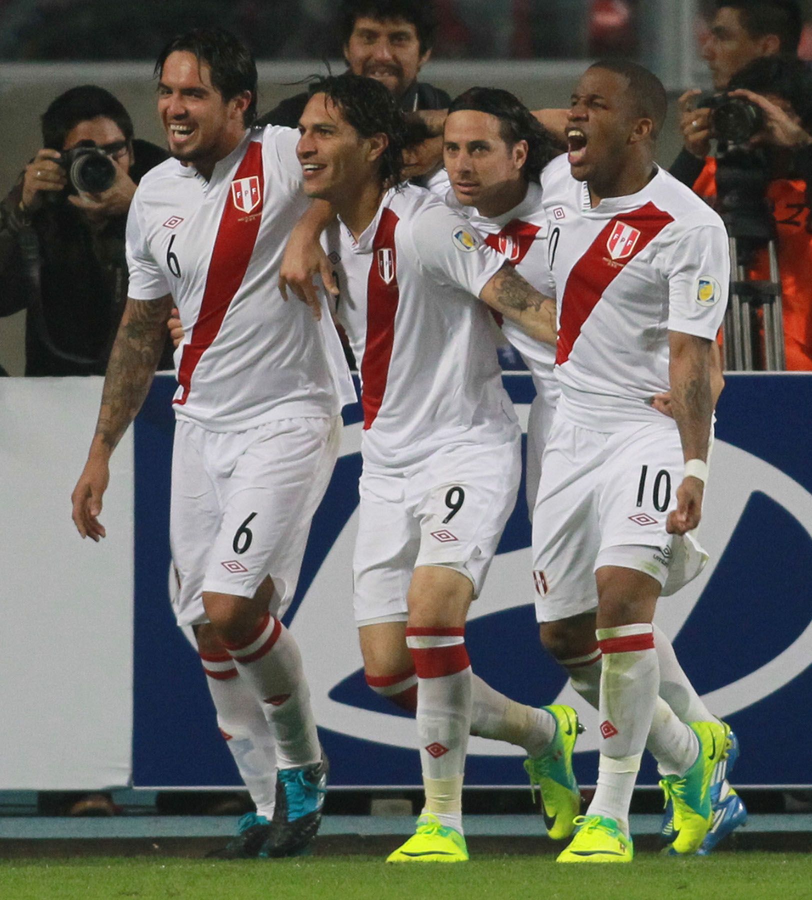 Jugadores de la selección peruana de fútbol celebran primer tanto ante Paraguay, en partido por las eliminitarias mundialistas en el Estadio Nacional.
Foto: ANDINA/Carlos Lezama