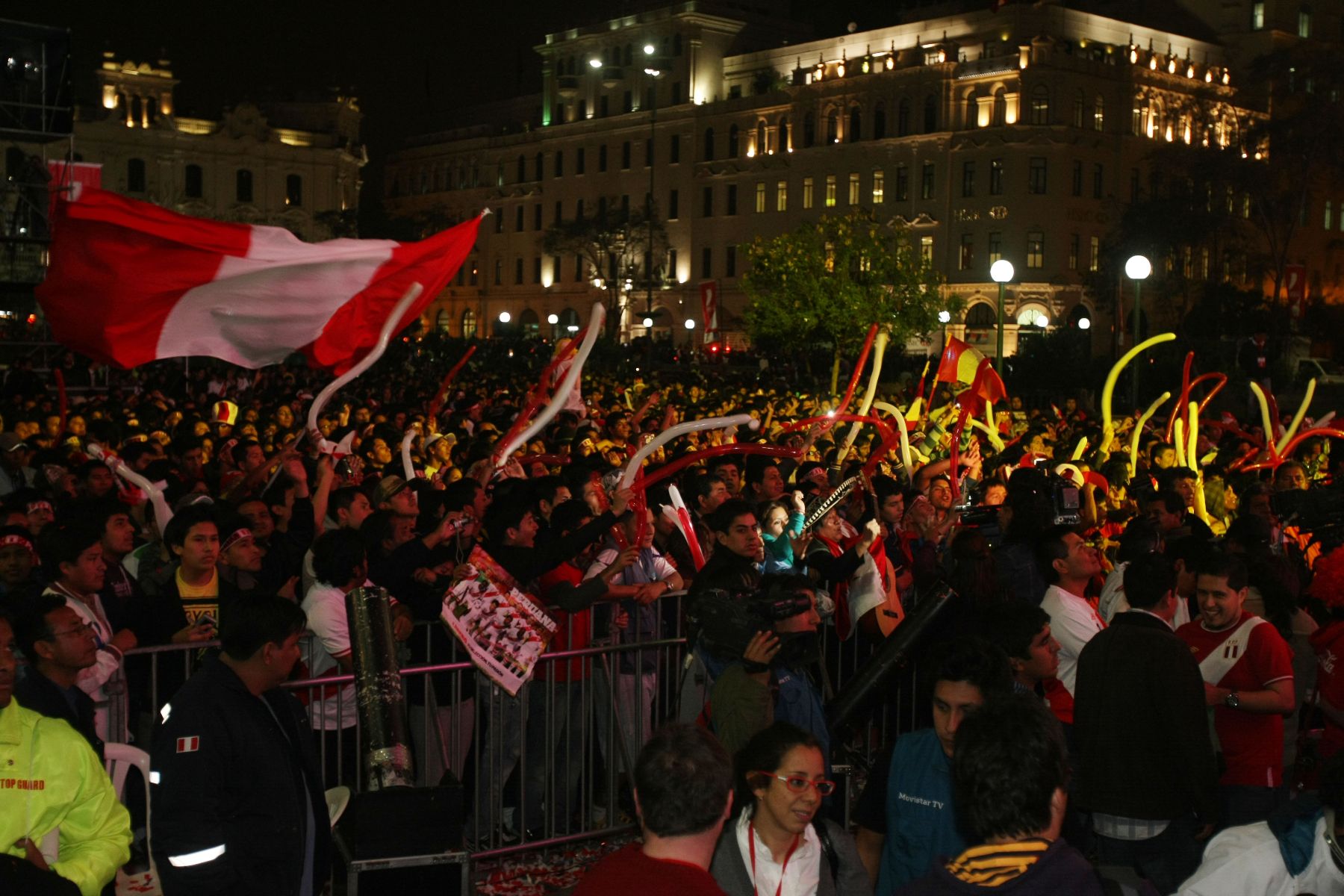 Aficionados vibraron con el triunfo peruano ante Paraguay en la Plaza San Martín . Foto: ANDINA/Vidal Tarqui