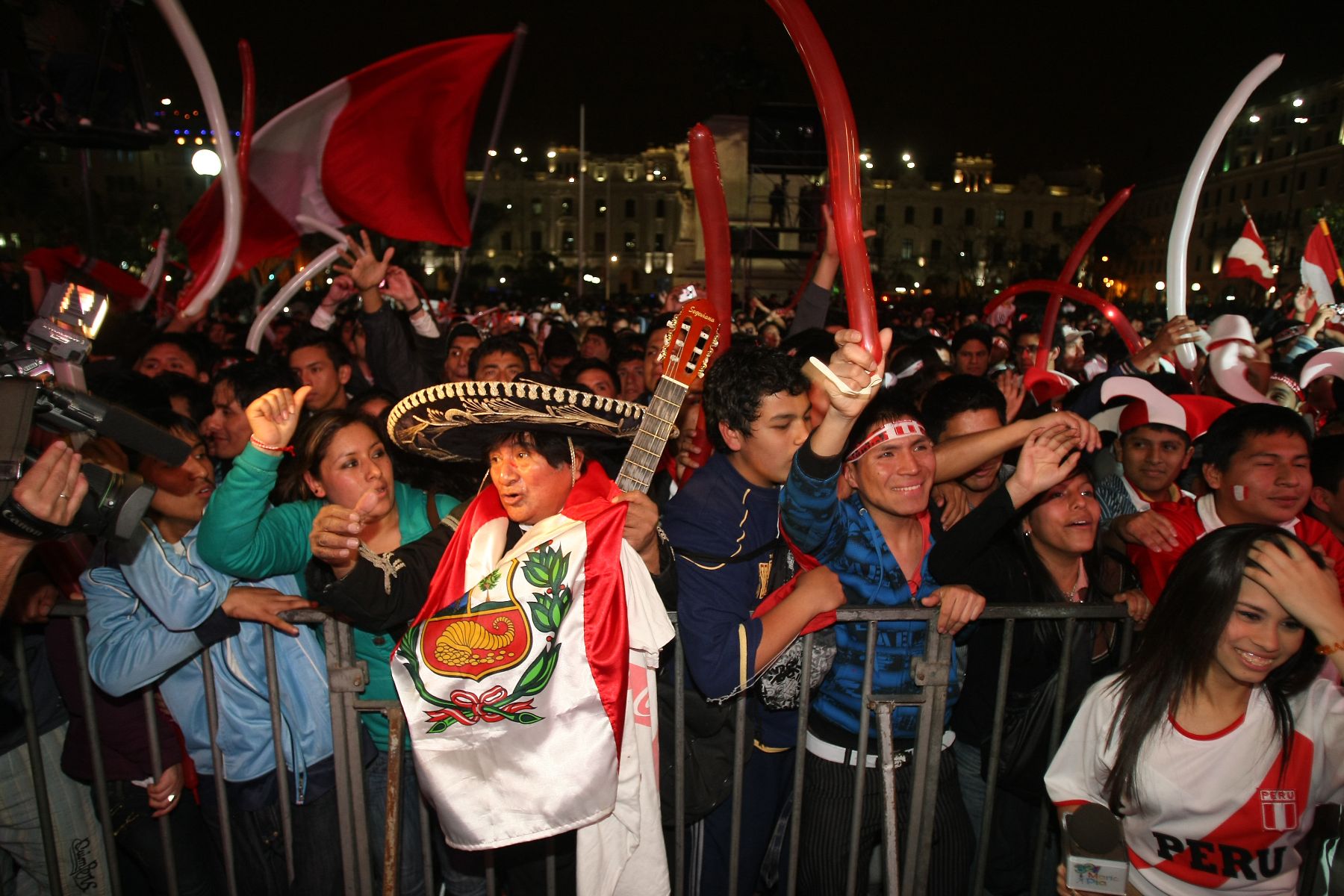 Aficionados vibraron con el triunfo peruano ante Paraguay en la Plaza San Martín. Foto: ANDINA/ Vidal Tarqui
