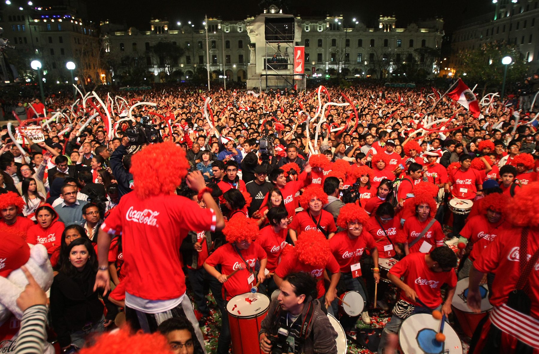 Aficionados vibraron con el triunfo peruano ante Paraguay en la Plaza San Martín . Foto: ANDINA/Vidal Tarqui