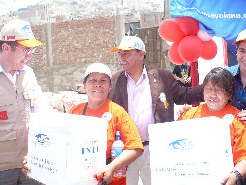 Pobladores de Pachacámac reciben víveres como donativos.