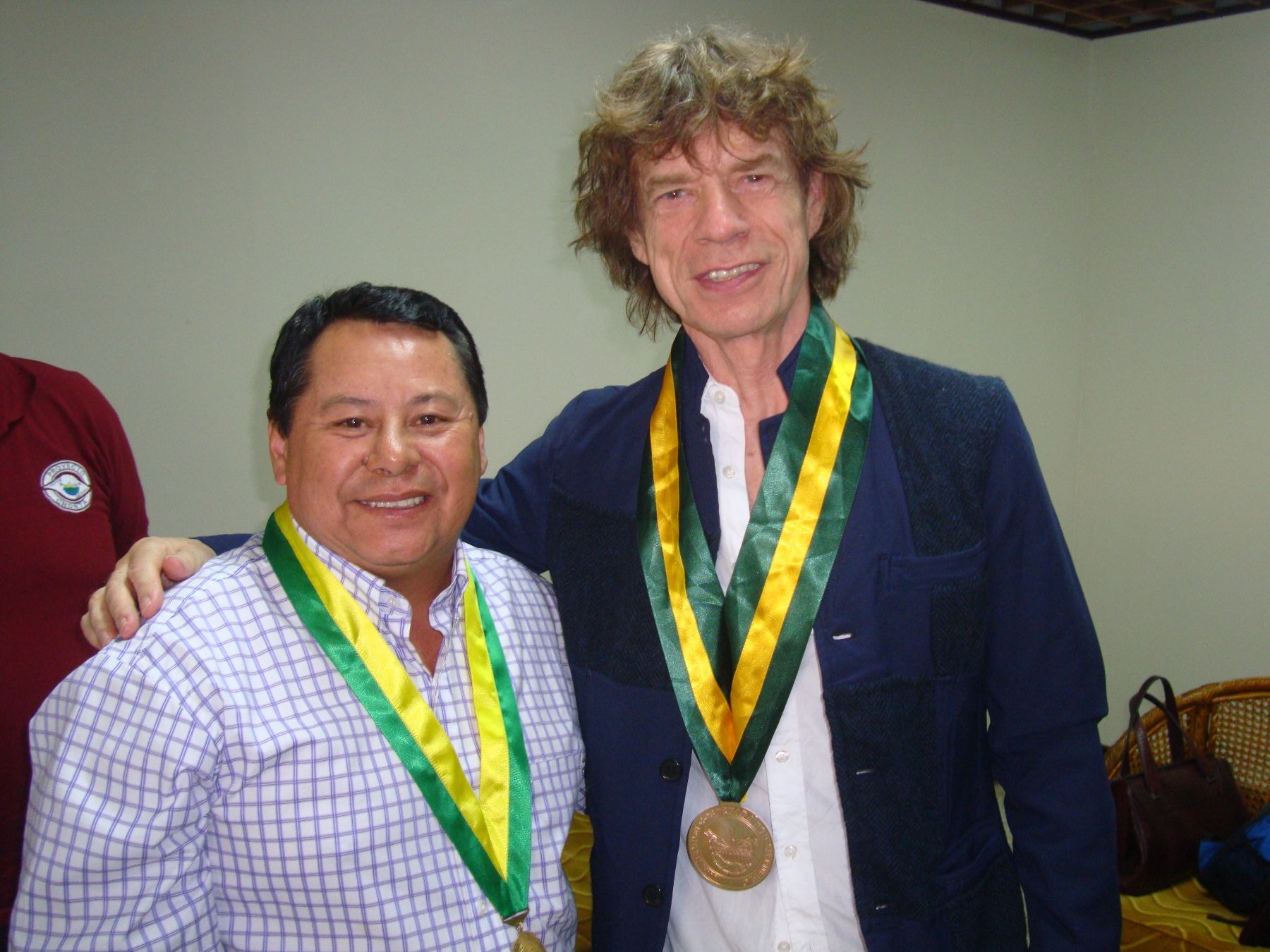 Cantante británico Mick Jagger junto al presidente regional de Madre de Dios, José Luis Aguirre. Foto: ANDINA/Difusión.
