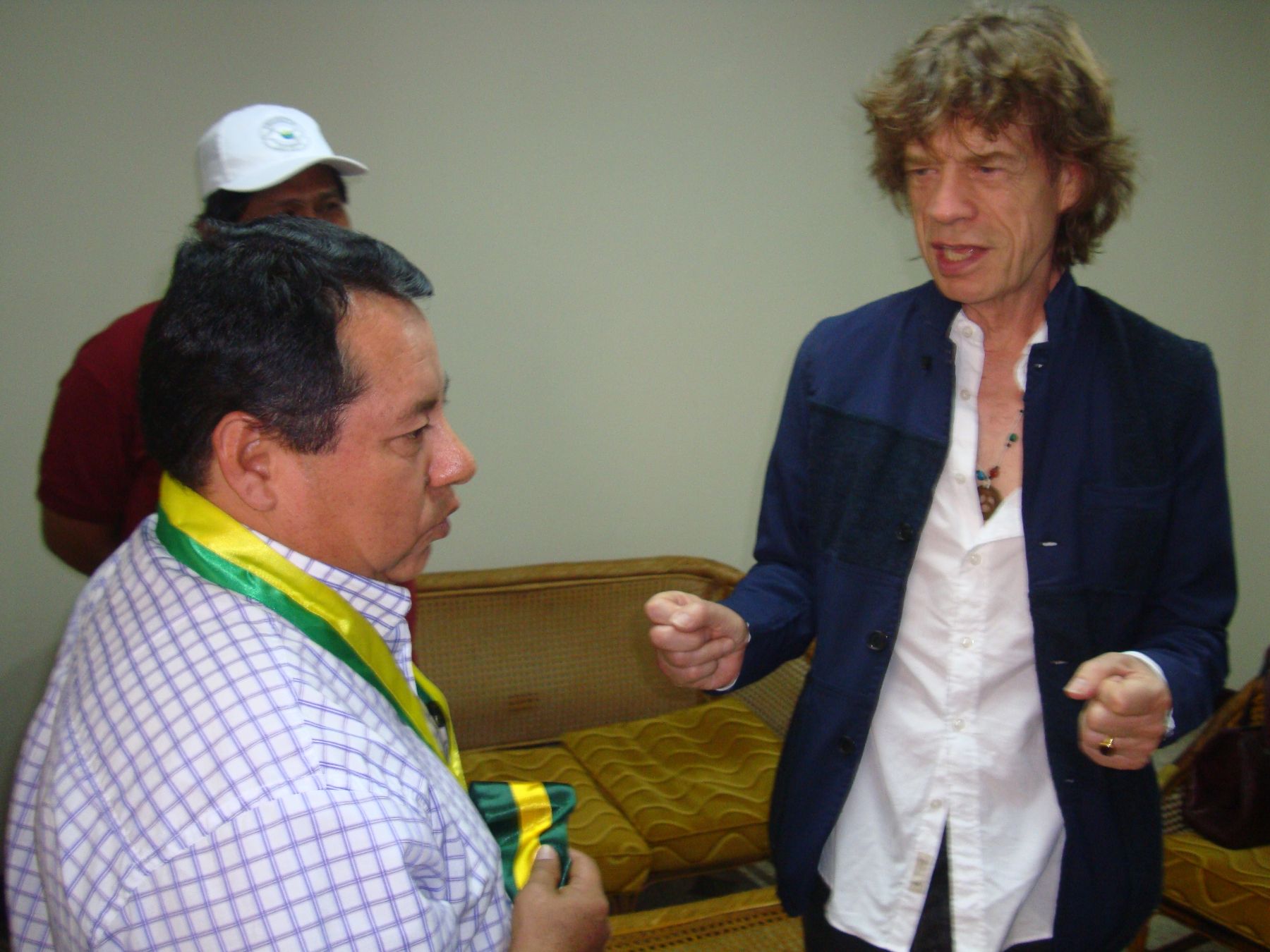 Cantante británico Mick Jagger dialogó unos minutos con el presidente regional de Madre de Dios, José Luis Aguirre. Foto: ANDINA/Difusión.