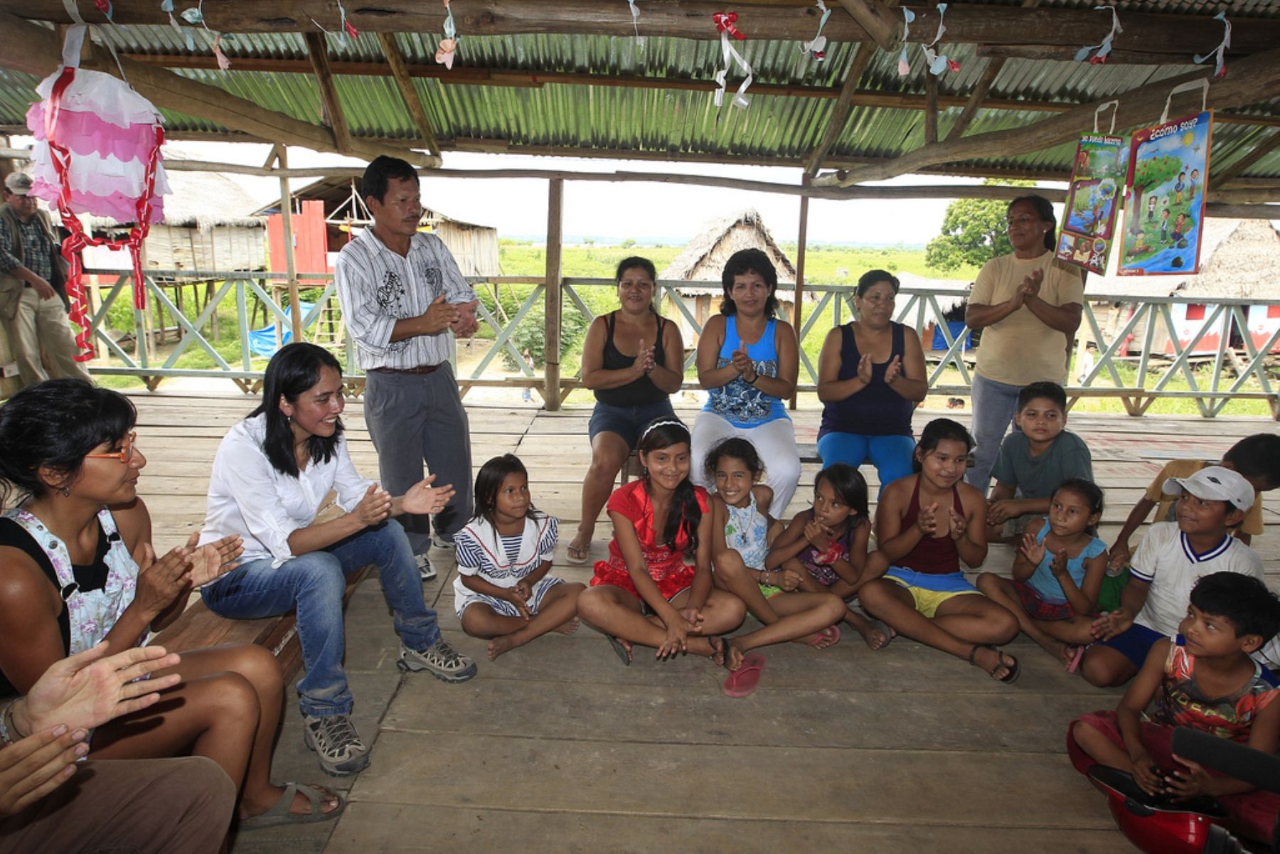 Primera Dama, Nadine Heredia, visitó los Albergues Santa Lorena y Padre Ángel Rodríguez, y además recorrió el Centro Comunal La Restinga, en la región Loreto