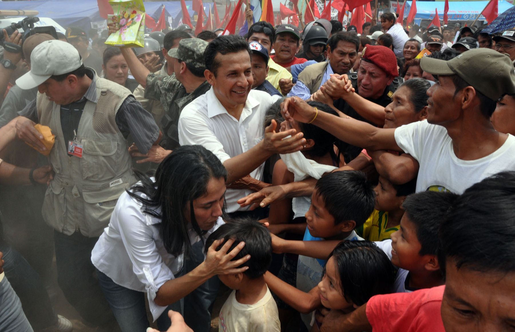 Presidente de la República Ollanta Humala,  y la Primera Dama, Nadine Heredia,  inspeccionaron los módulos de atención instalados como parte de la Campaña Cívica de Apoyo Social que se realiza en Iquitos, con la participación de diversos sectores del Estado.
Foto: ANDINA/Presidencia de la Republica